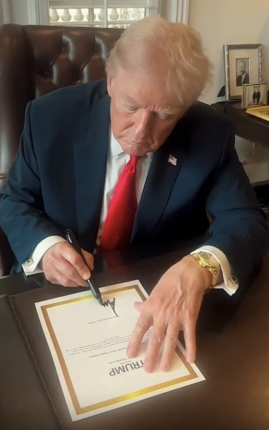 Tổng thống Trump quảng cáo đồng hồ Trung Quốc