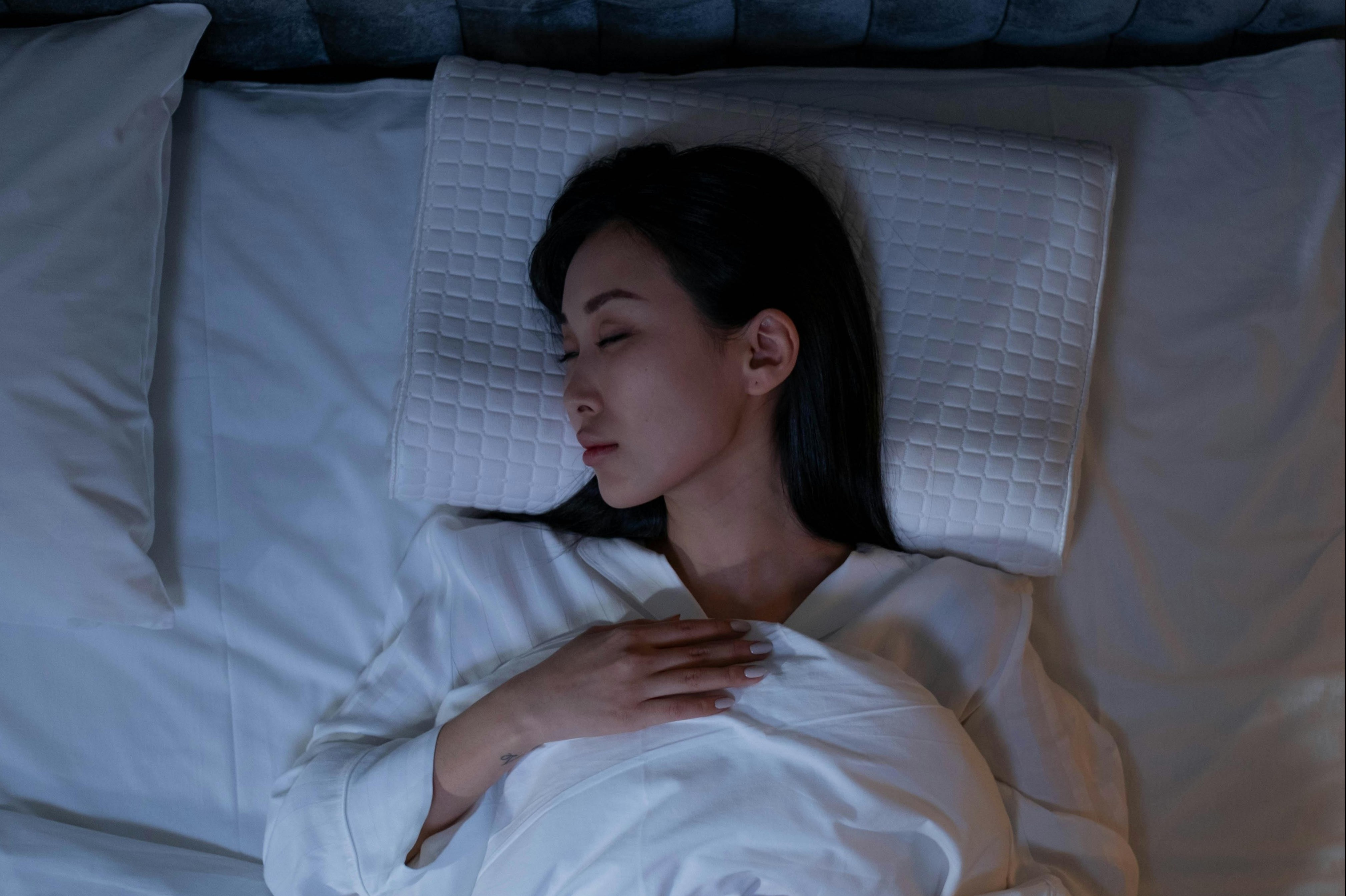 Dieu gi xay ra voi lan da neu thuong xuyen ngu muon? hinh anh