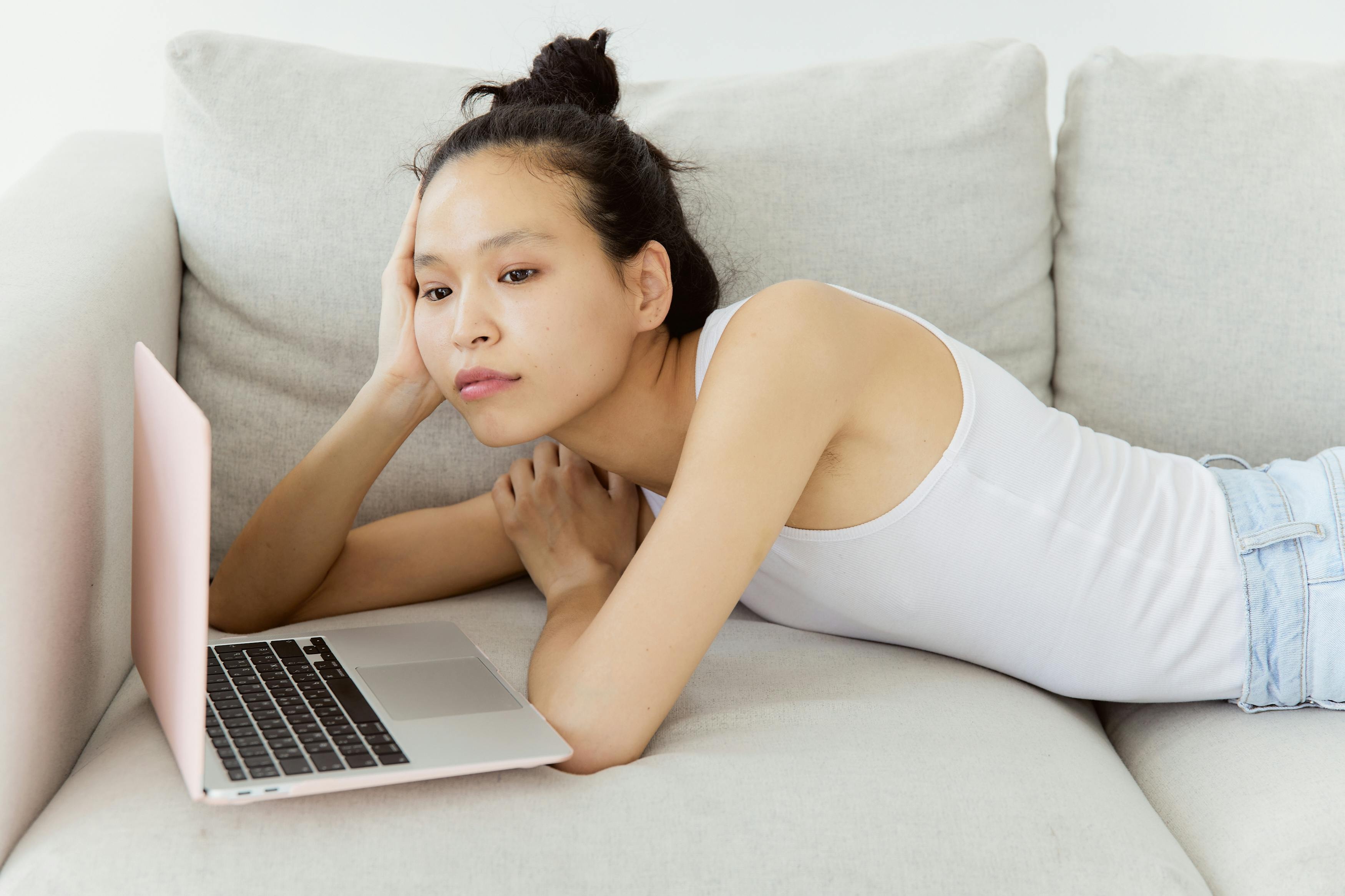 Dung laptop ca nhan lam viec co phai la boc lot hinh anh