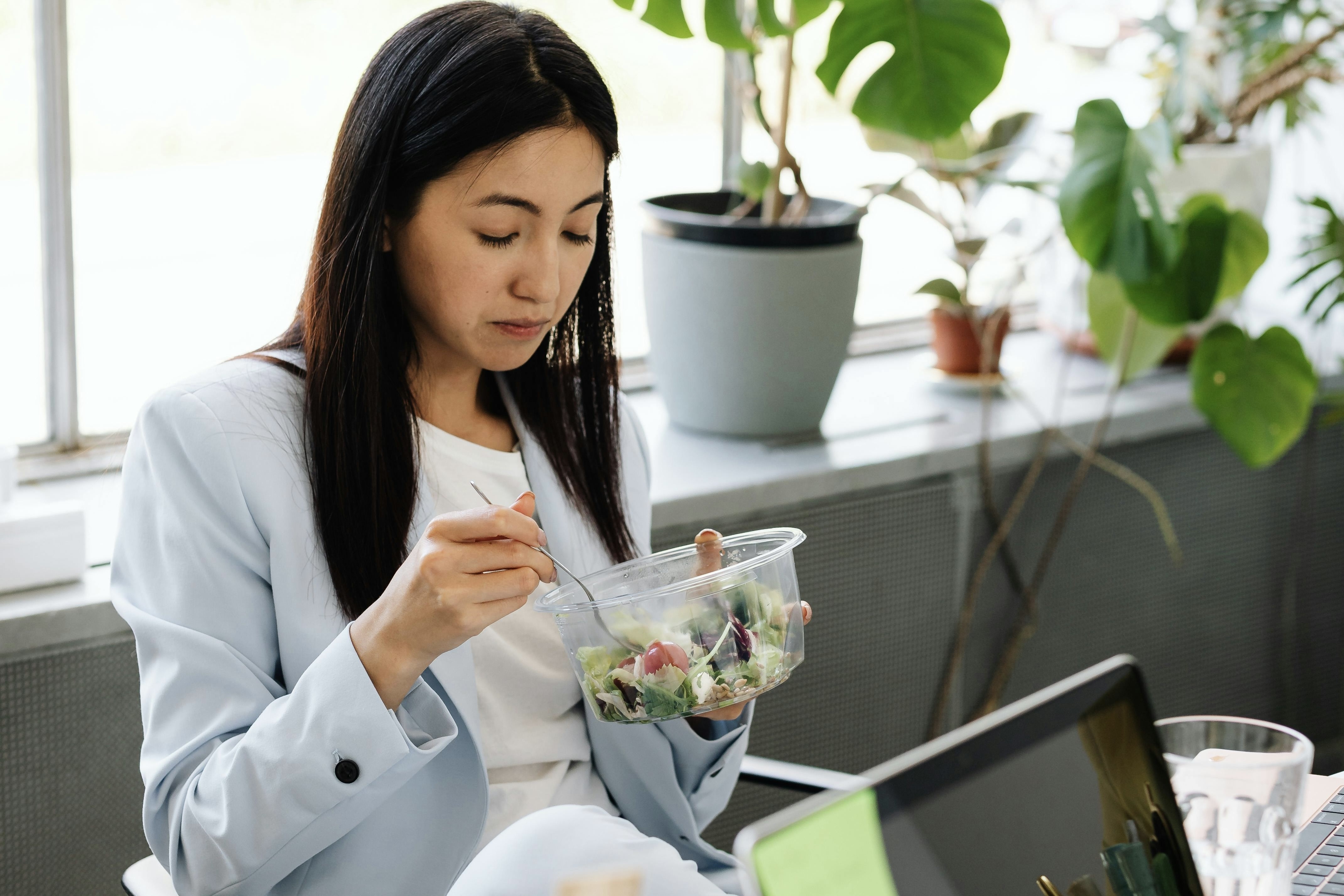 Nhin an trua de tiet kiem tien luong hinh anh