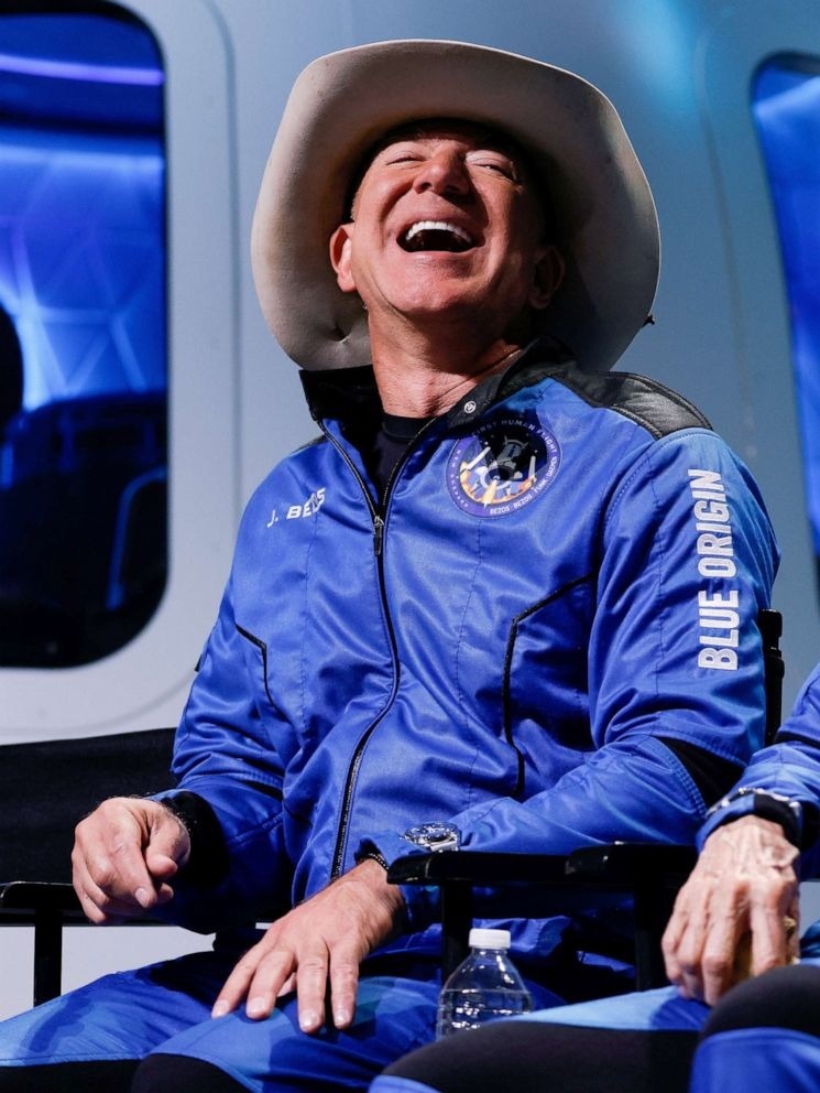 Jeff Bezos học vợ đeo đồng hồ xa xỉ
