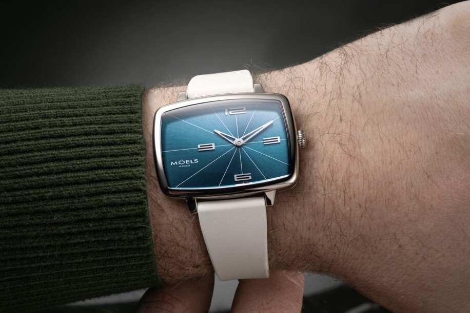 TV 1.700 USD tren co tay phai len day cot moi ngay hinh anh