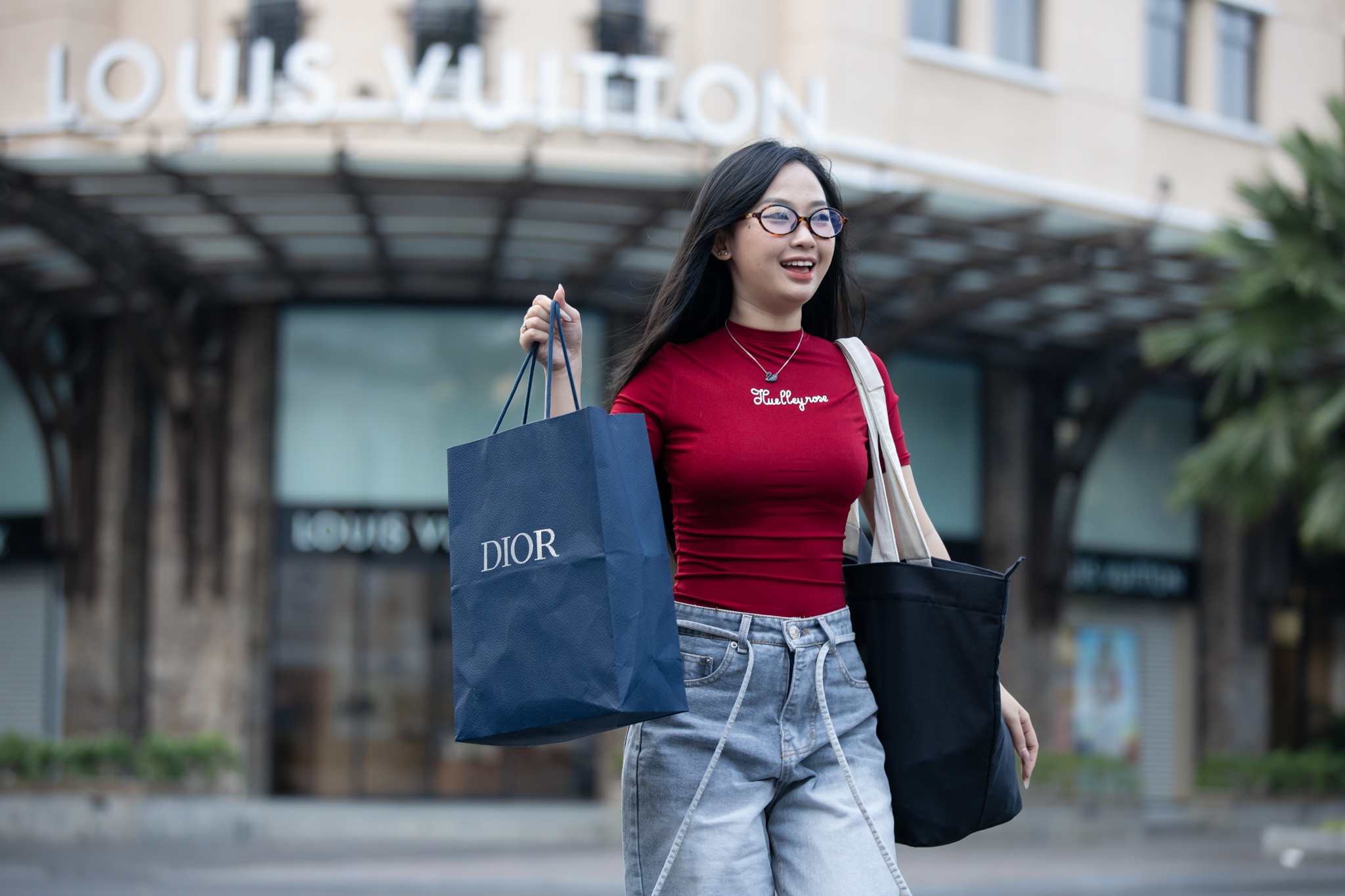 Cuoi nam cang ban, cang tieu tien nhu nuoc hinh anh