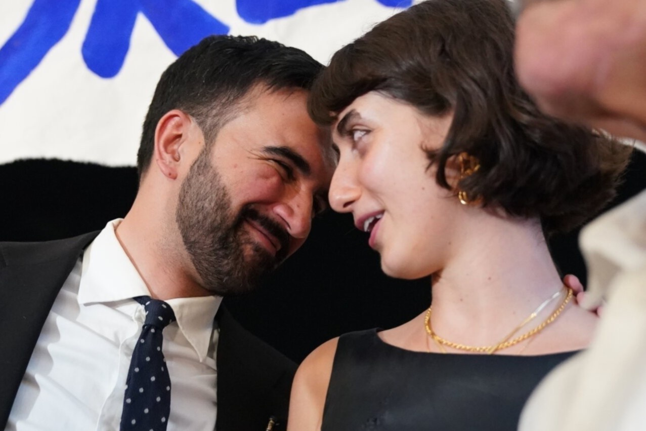 Thi truong New York dau tien quen vo tren app hen ho hinh anh