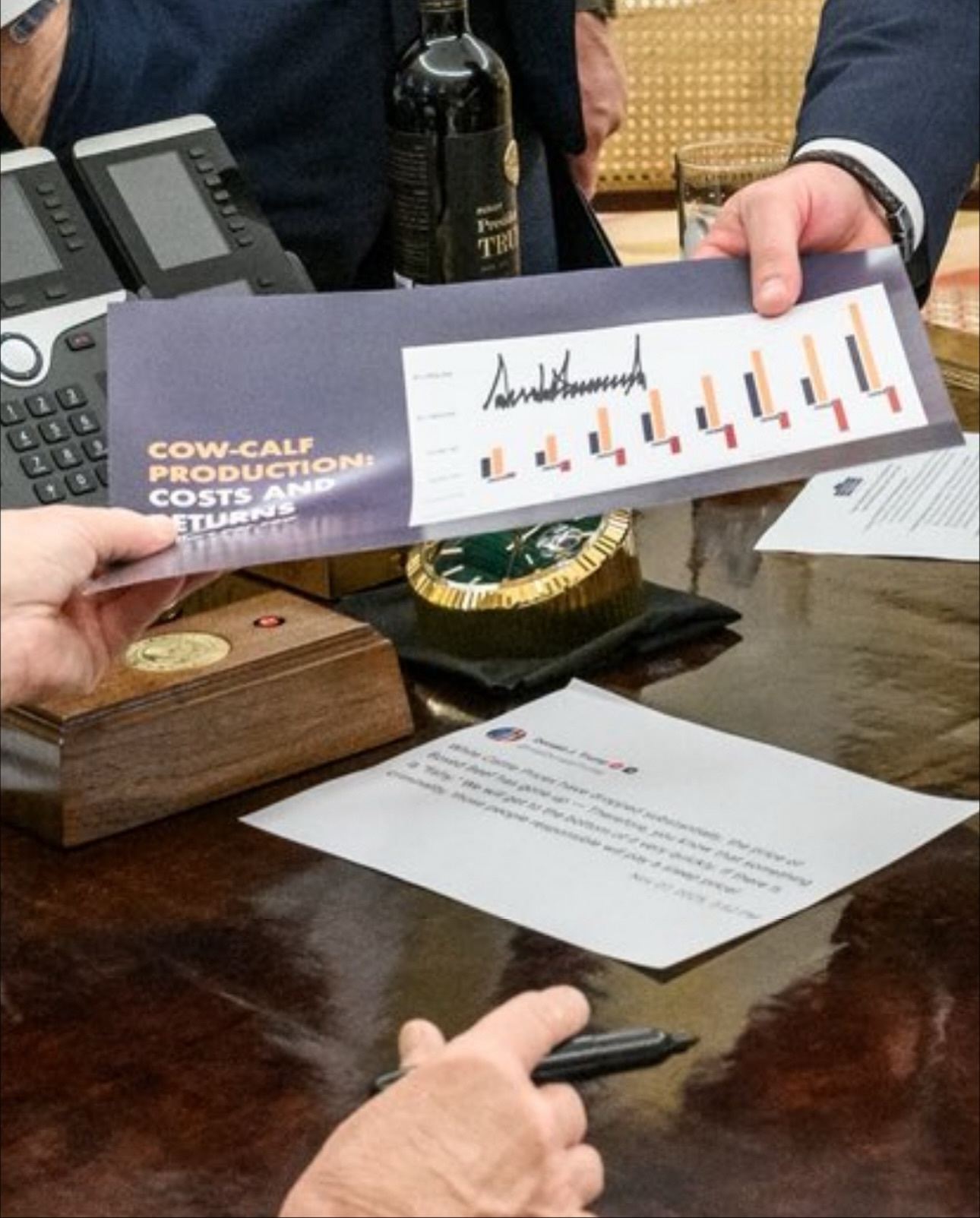Đồng hồ Rolex bí ẩn trên bàn làm việc ông Trump