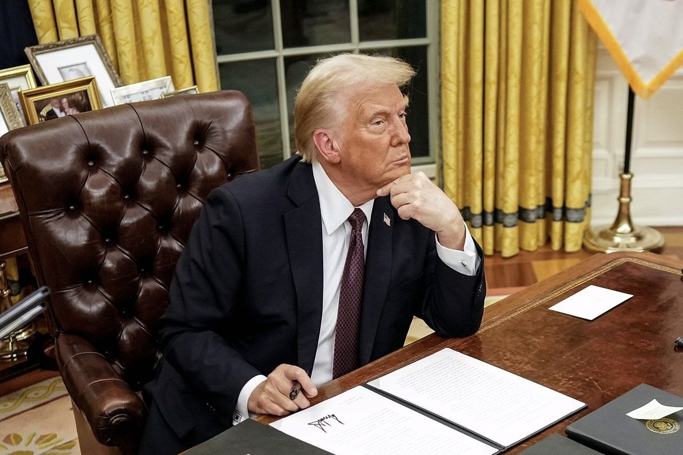 Dong ho Rolex bi an tren ban lam viec ong Trump hinh anh