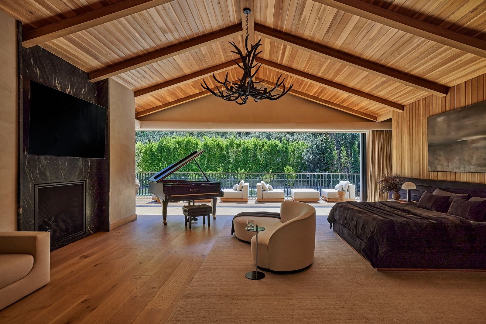 Biet thu go soi,  biet thu o My,  Anton Zaslavski la ai,  DJ Zedd, nha san xuat am nhac anh 7