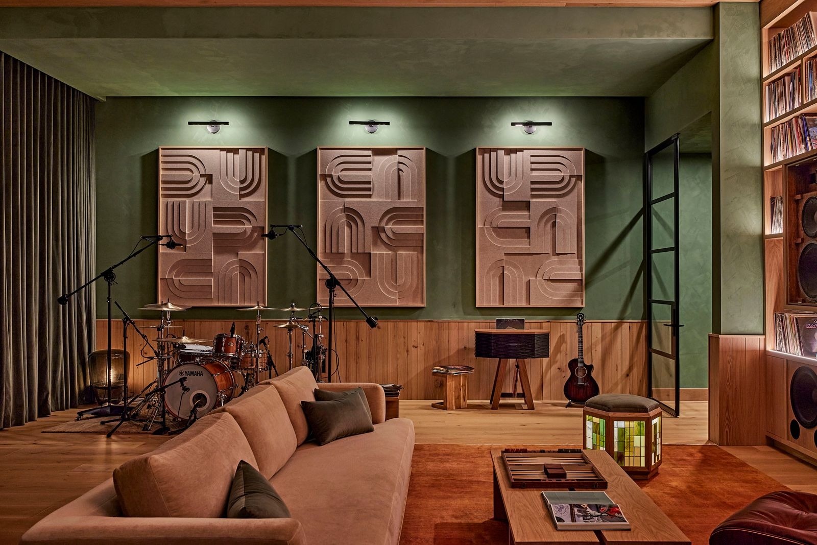 Biet thu go soi,  biet thu o My,  Anton Zaslavski la ai,  DJ Zedd, nha san xuat am nhac anh 8