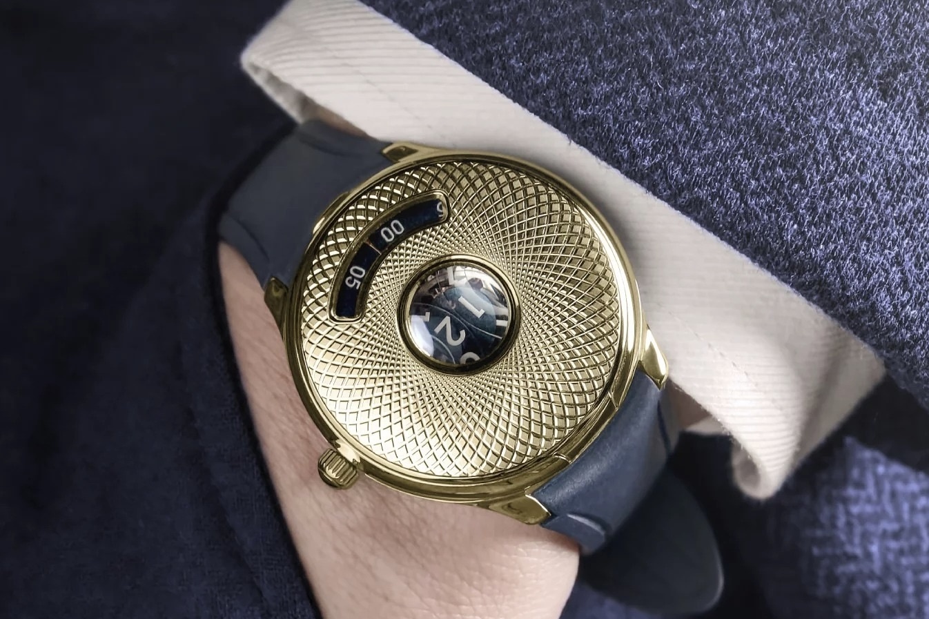 Dong ho 'ngoai hanh tinh' ken nguoi deo hinh anh