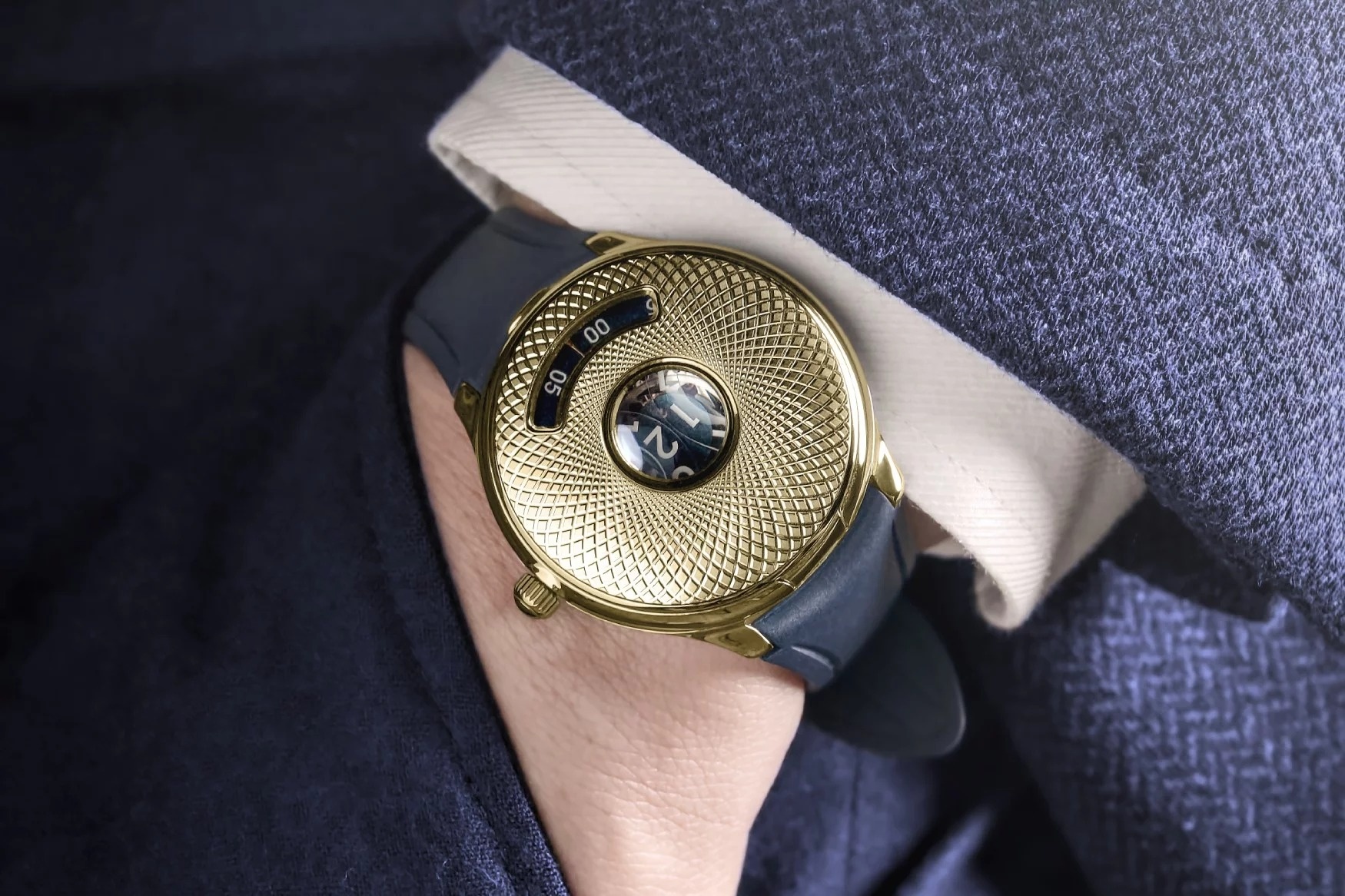 On wrist,  On wrist lifestyle,  dong ho tuan,  Dong ho UFO,  dong ho Czapek anh 4