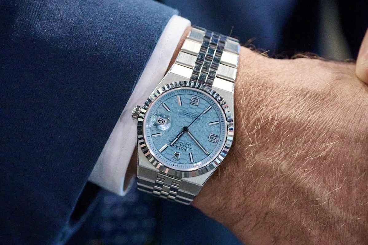 Can canh dong ho 69.000 USD tren tay CEO Rolex hinh anh