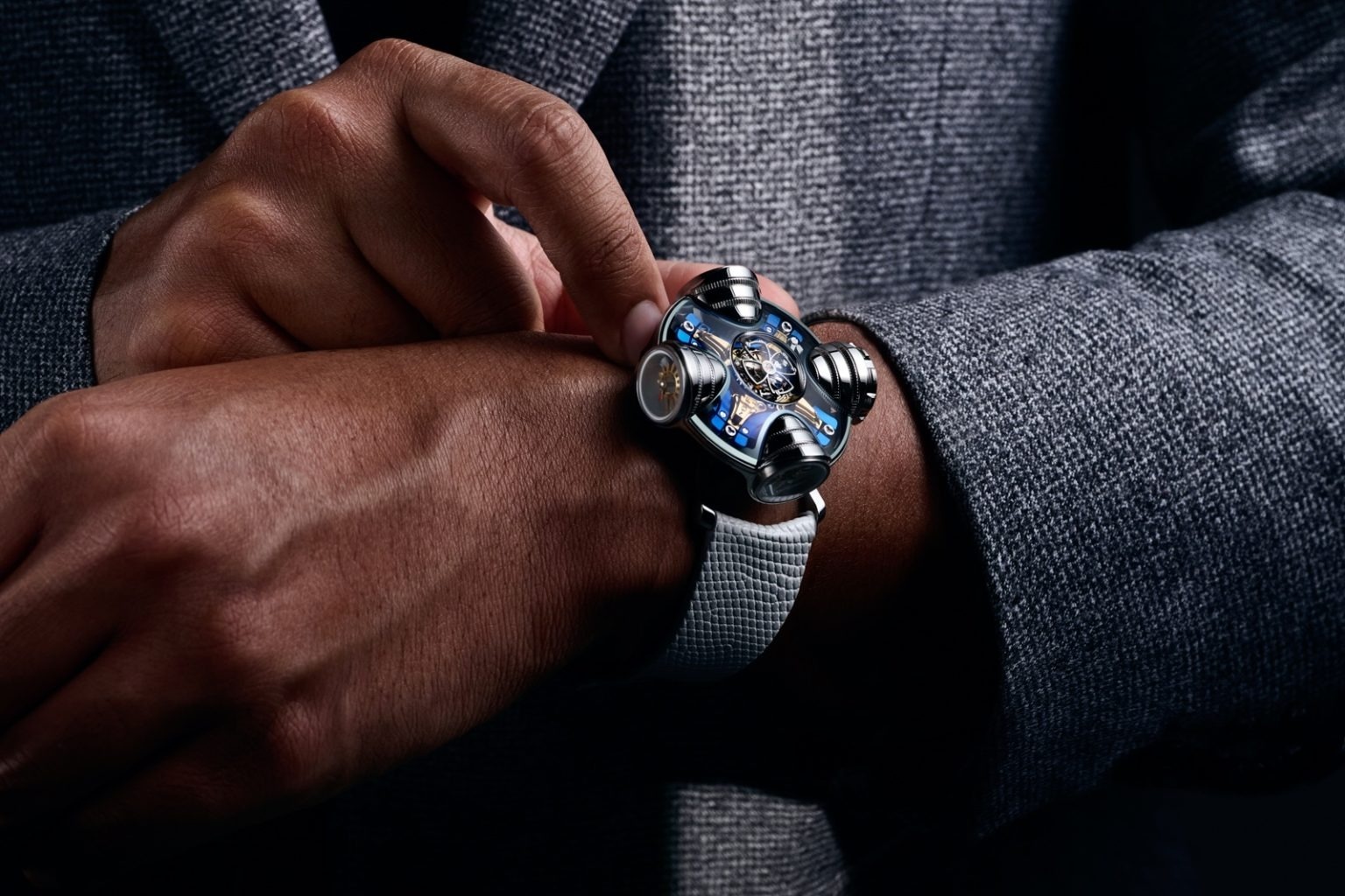 dong ho,  on wrist,  Dubai Watch Week,  mat so,  Lederer,  'Mat so bien mat' anh 1