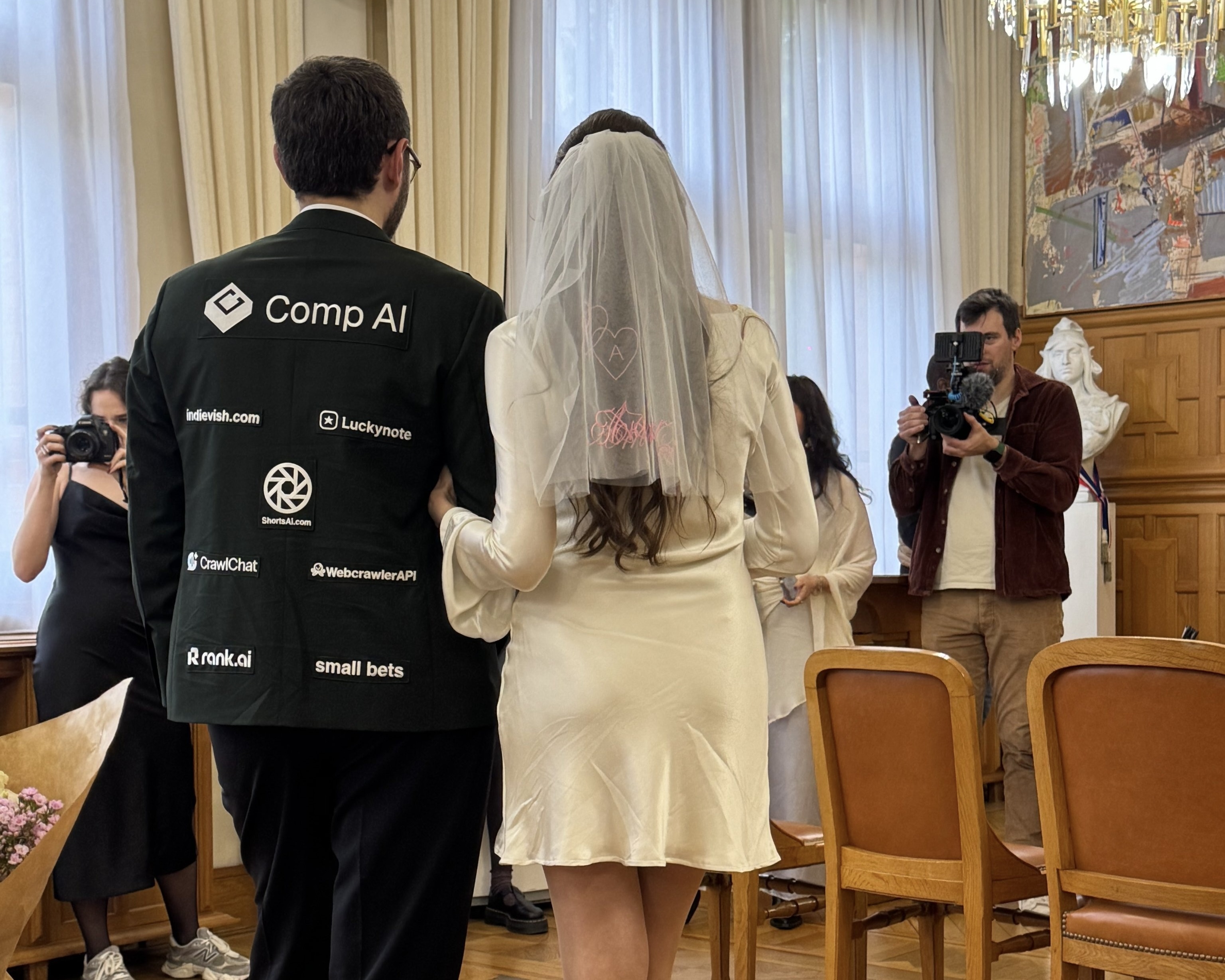 vest cuoi,  thoi trang,  Dagobert Renouf,  doanh nhan,  dam cuoi,  logo anh 11