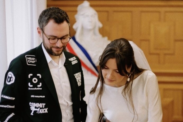 Tiet lo so tien chu re Phap nhan duoc khi ban quang cao tren vest cuoi hinh anh