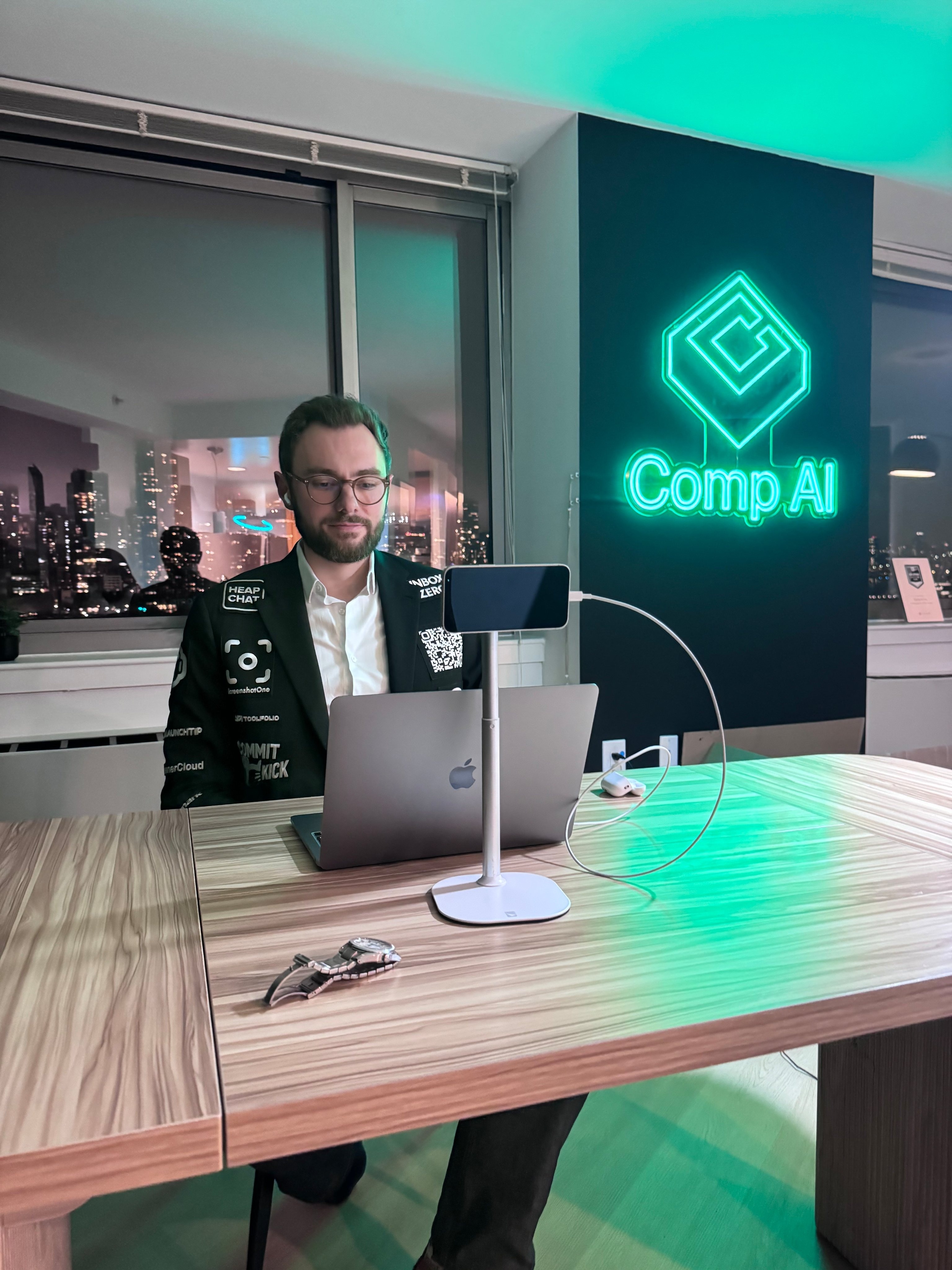 vest cuoi,  thoi trang,  Dagobert Renouf,  doanh nhan,  dam cuoi,  logo anh 13