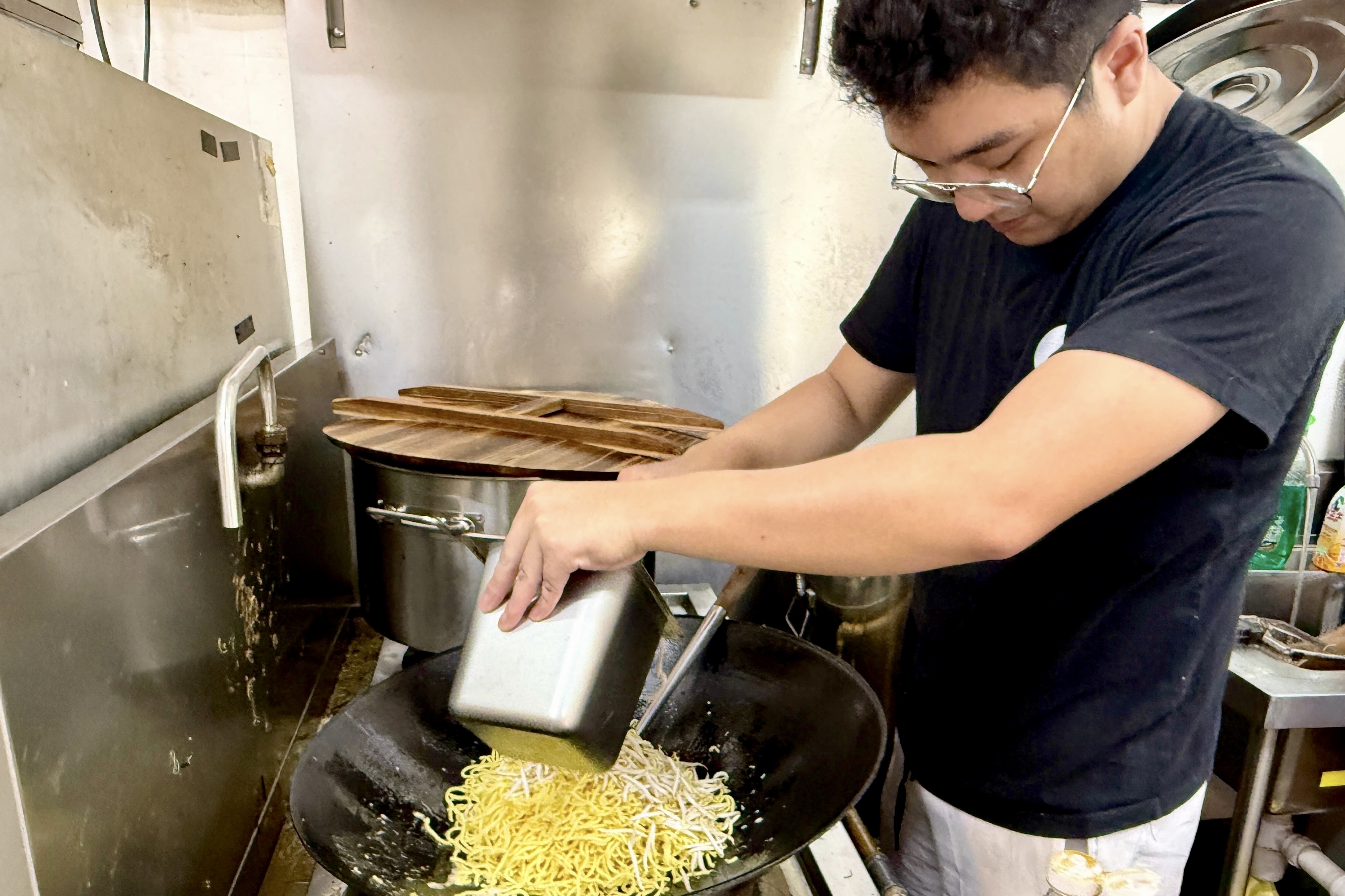 Ky su IT 29 tuoi bo viec, di ban mi xao hinh anh