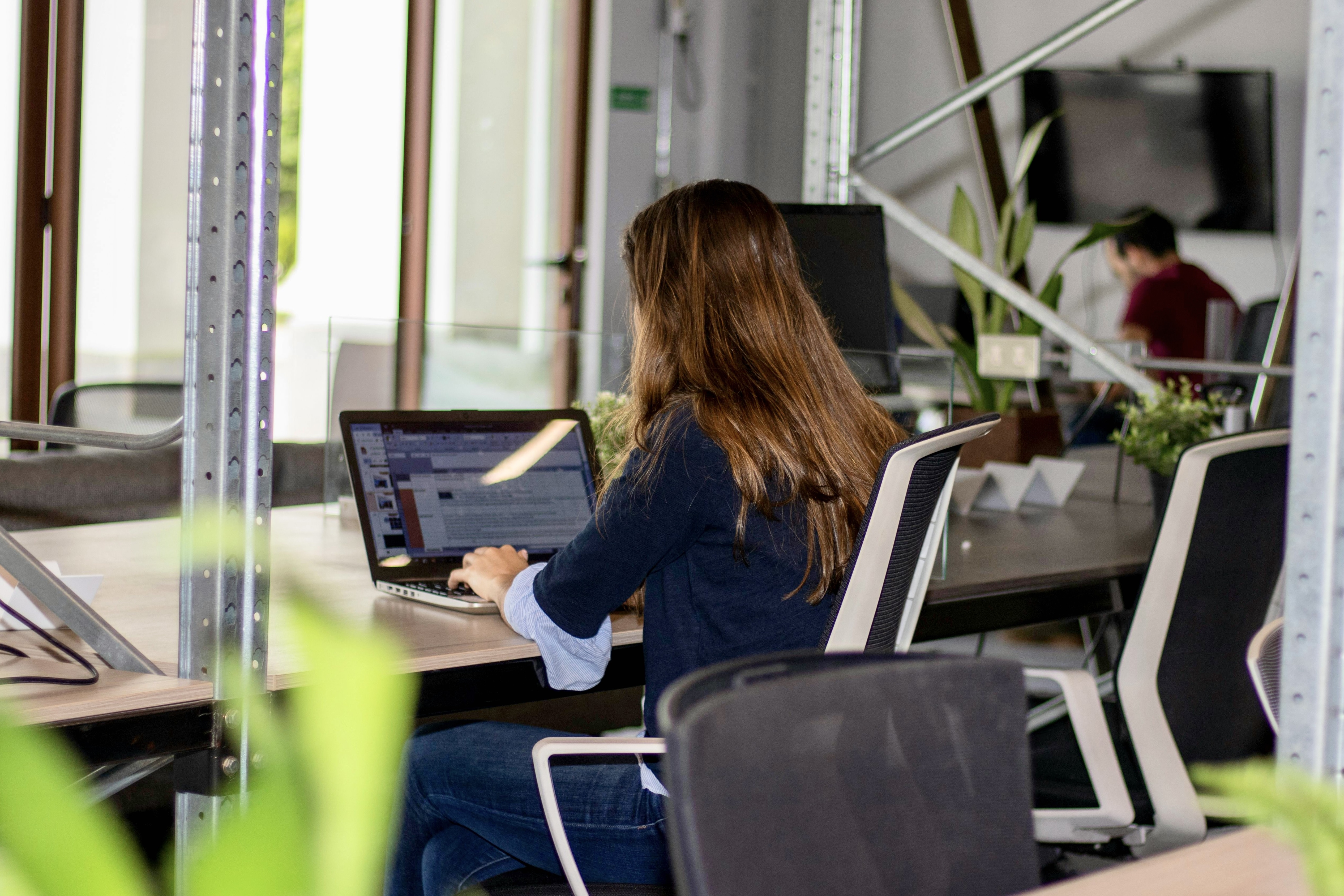 Agency,  DH Van Lang,  ky luat anh 1