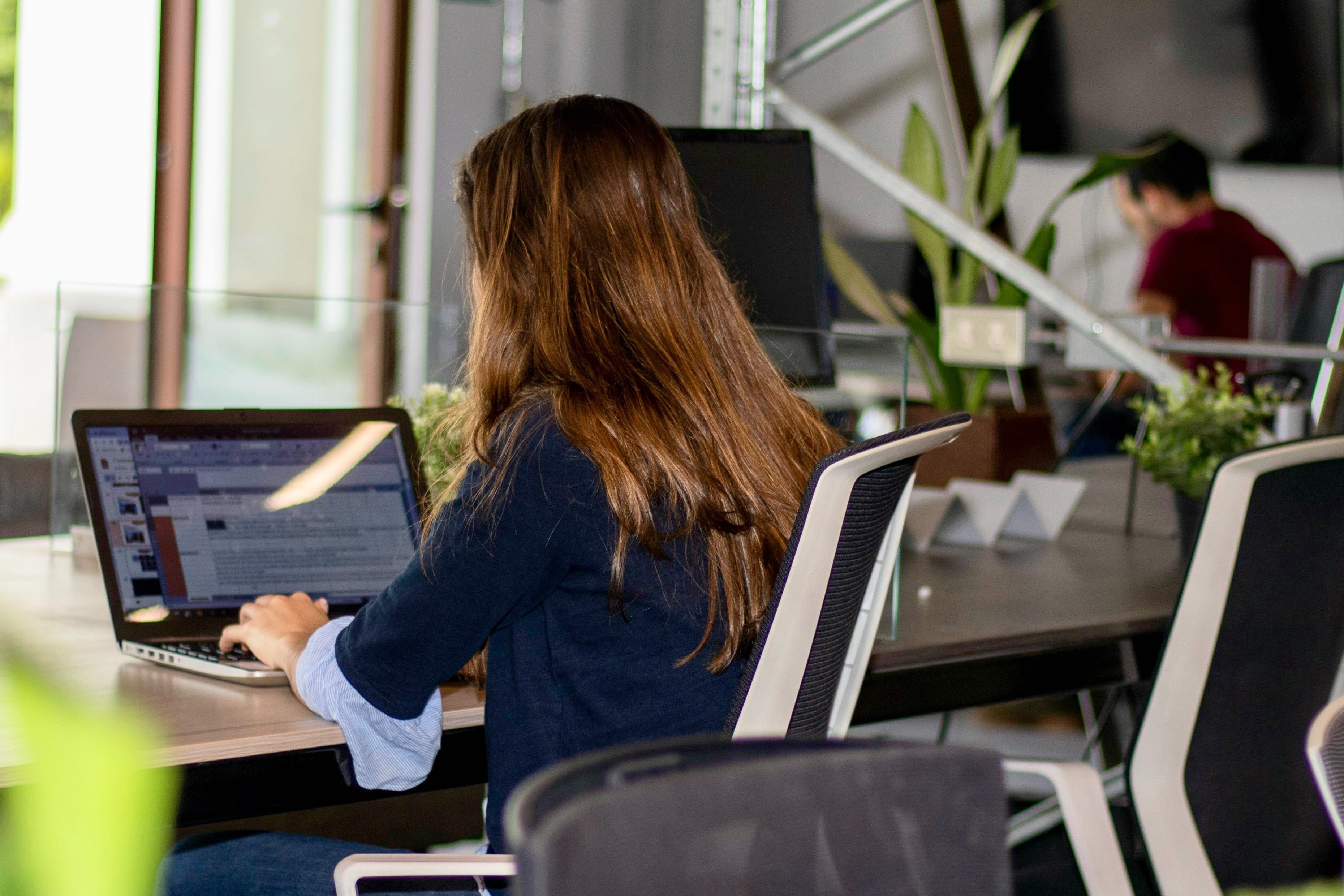 Agency TP.HCM 'bien mat' sau khi ky luat sinh vien DH Van Lang hinh anh