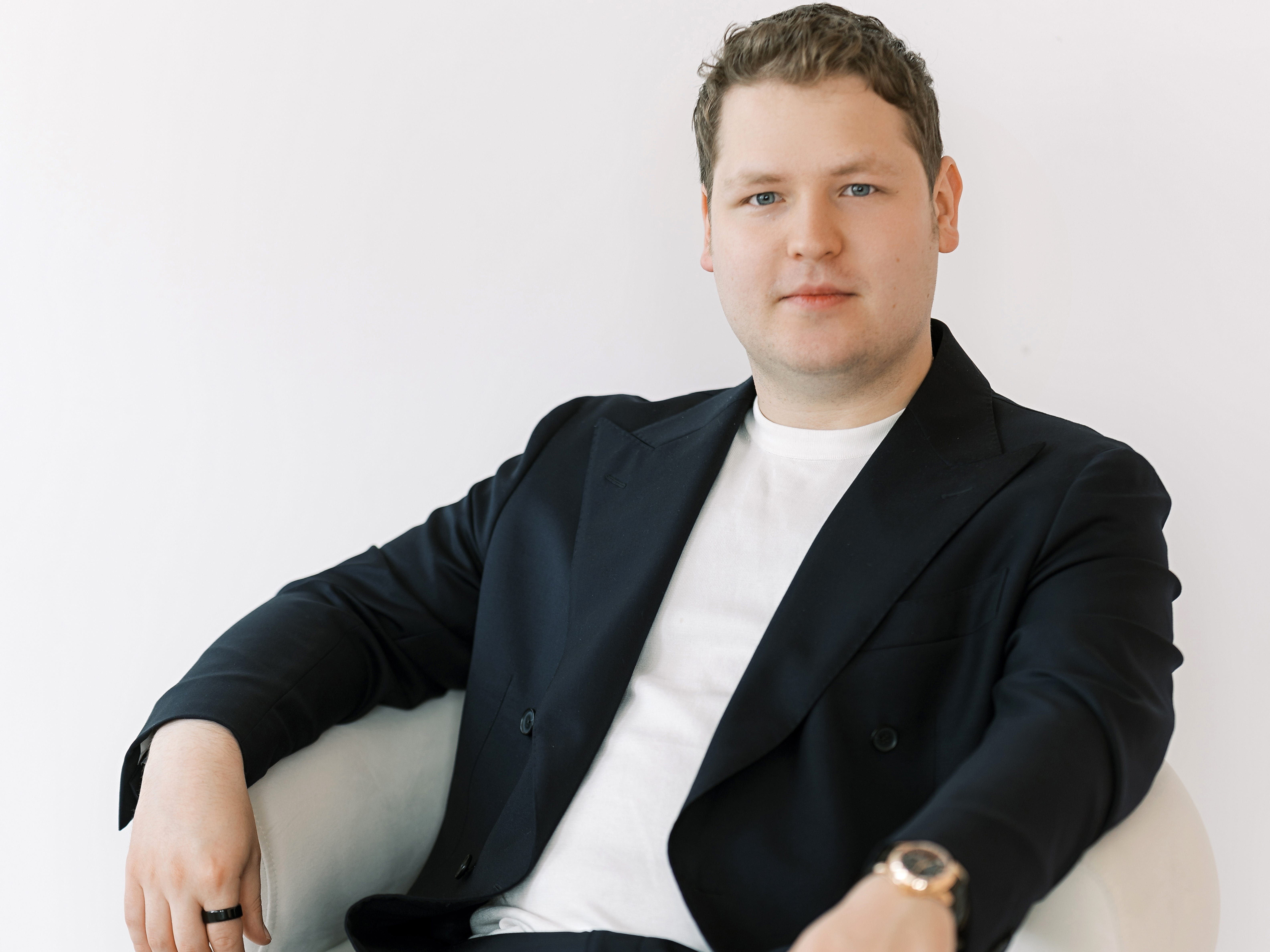 trieu phu,  22 tuoi,  CEO,  Emil Barr anh 1