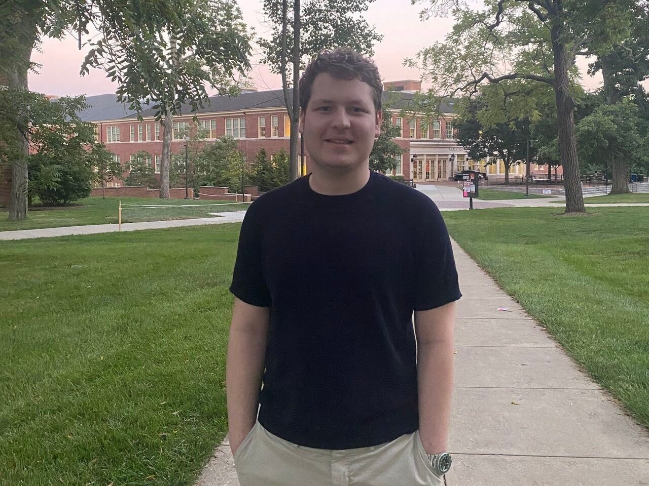 trieu phu,  22 tuoi,  CEO,  Emil Barr anh 3