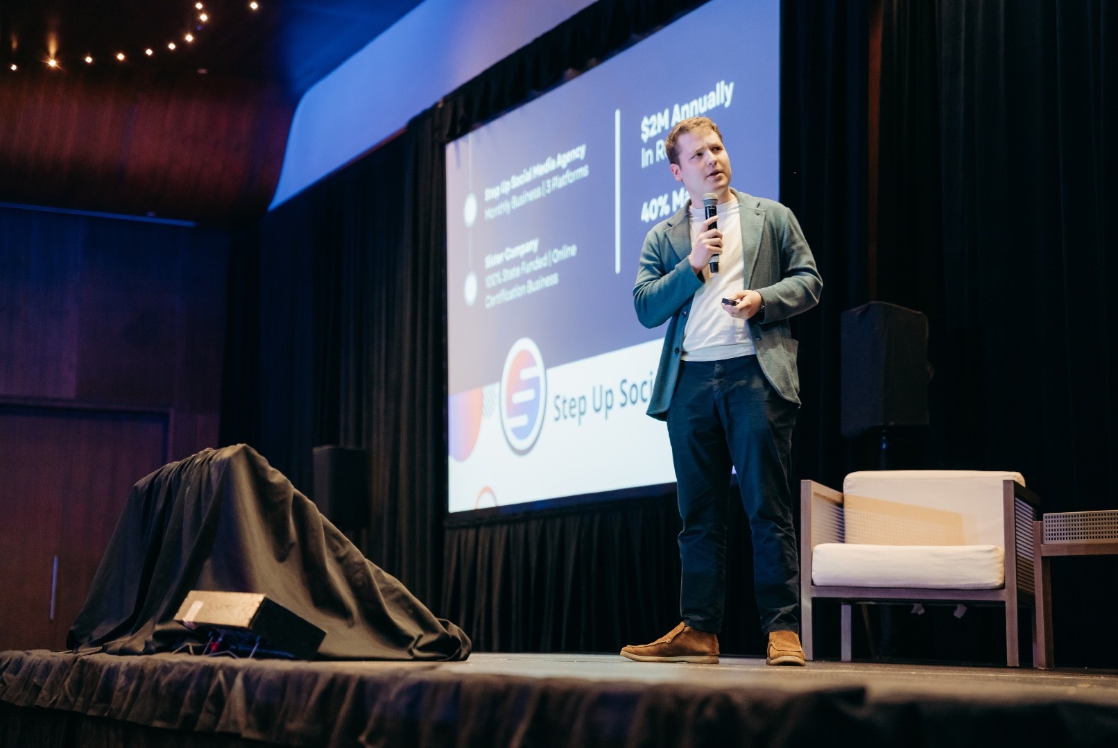 trieu phu,  22 tuoi,  CEO,  Emil Barr anh 2