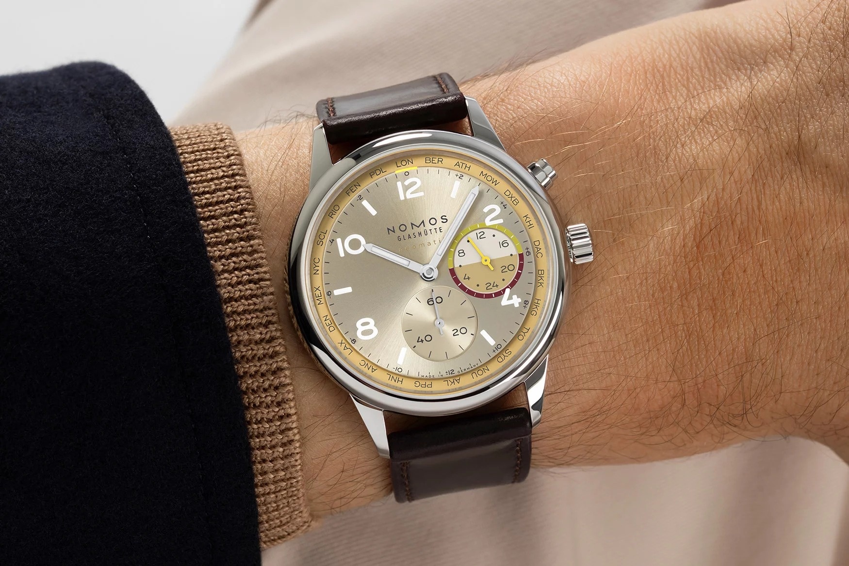 Co_may_chi_thoi_gian_qua_bau_nguc_on_wrist_12.jpg