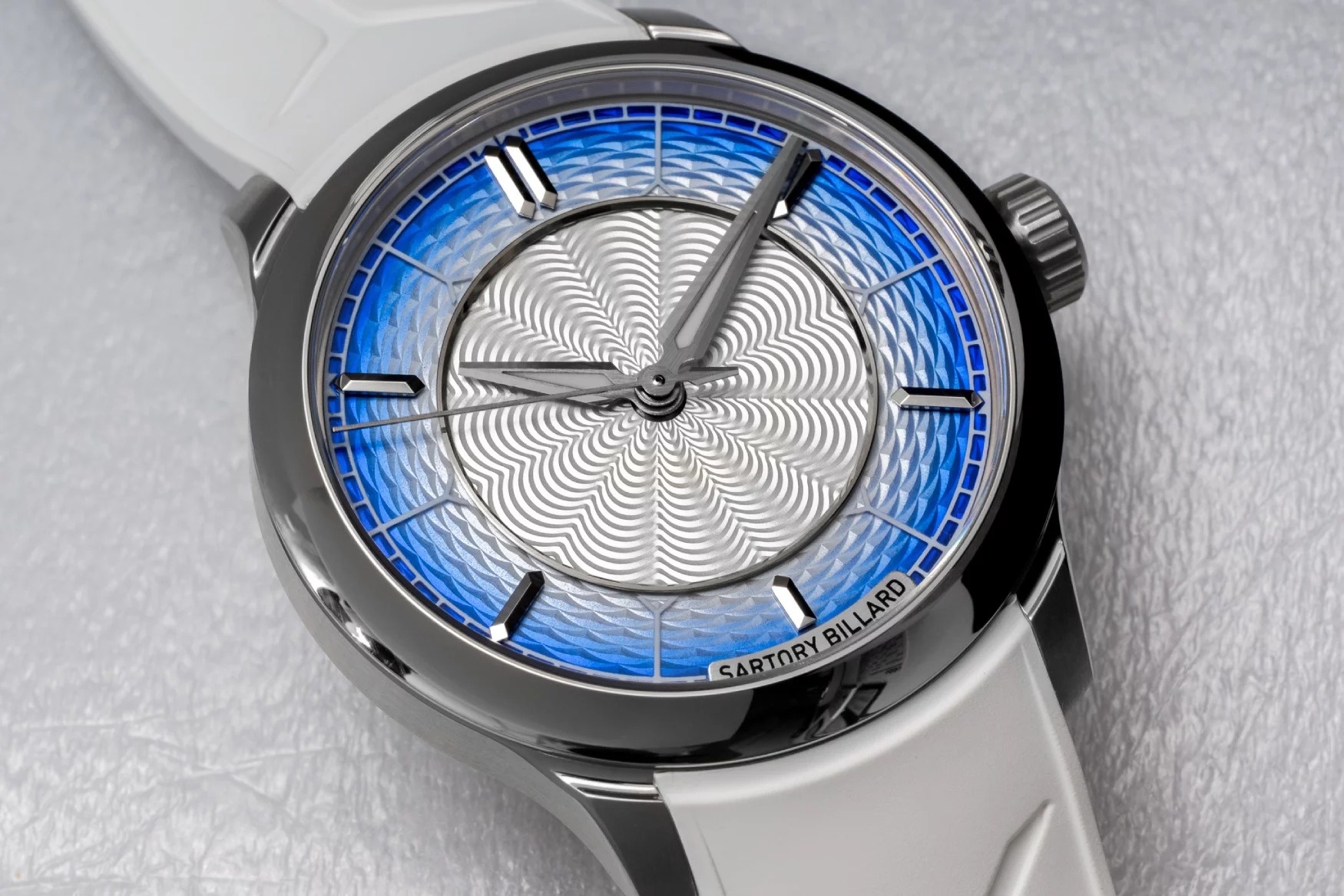 Co_may_chi_thoi_gian_qua_bau_nguc_on_wrist_13.jpg