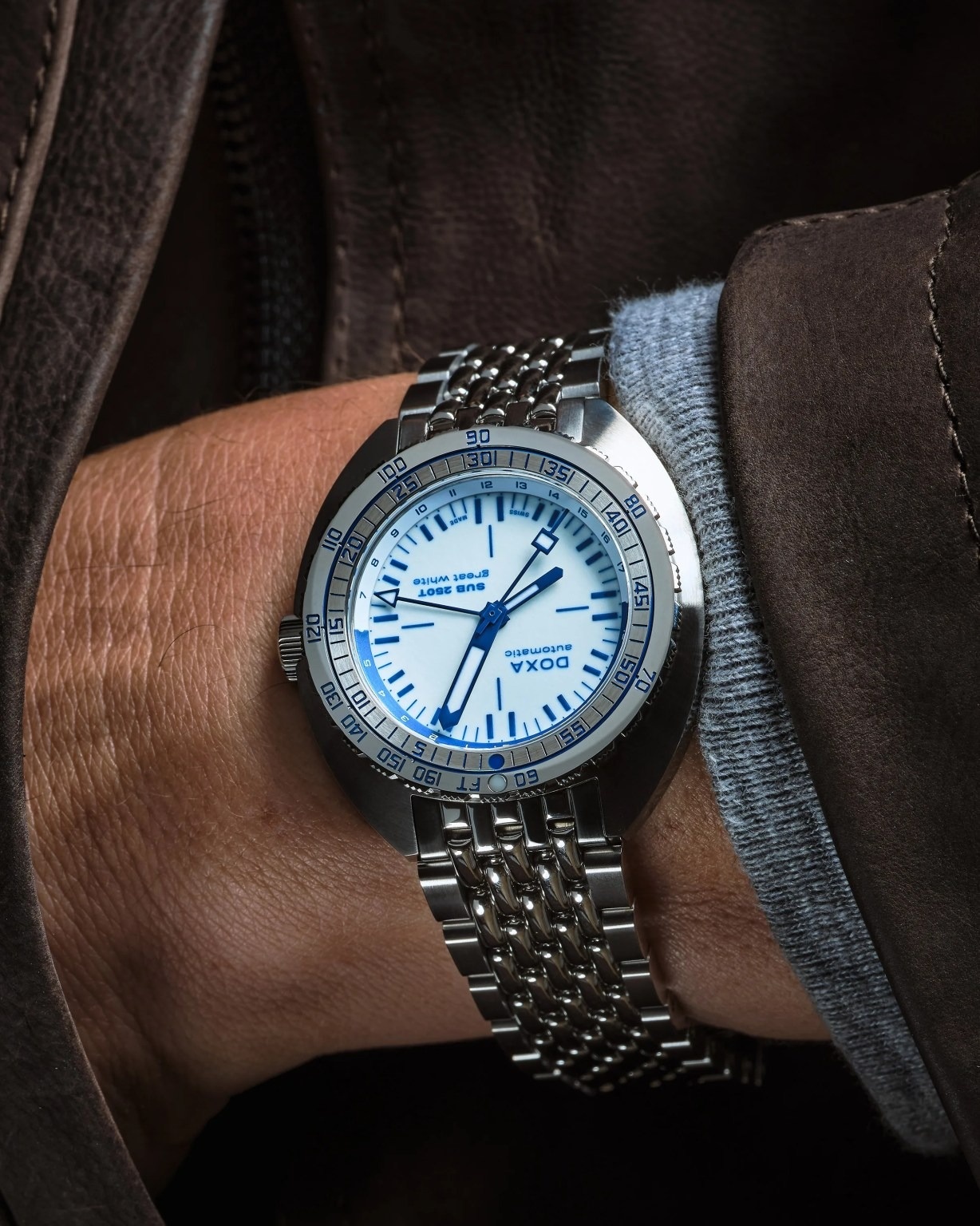 Co_may_chi_thoi_gian_qua_bau_nguc_on_wrist_2.jpg