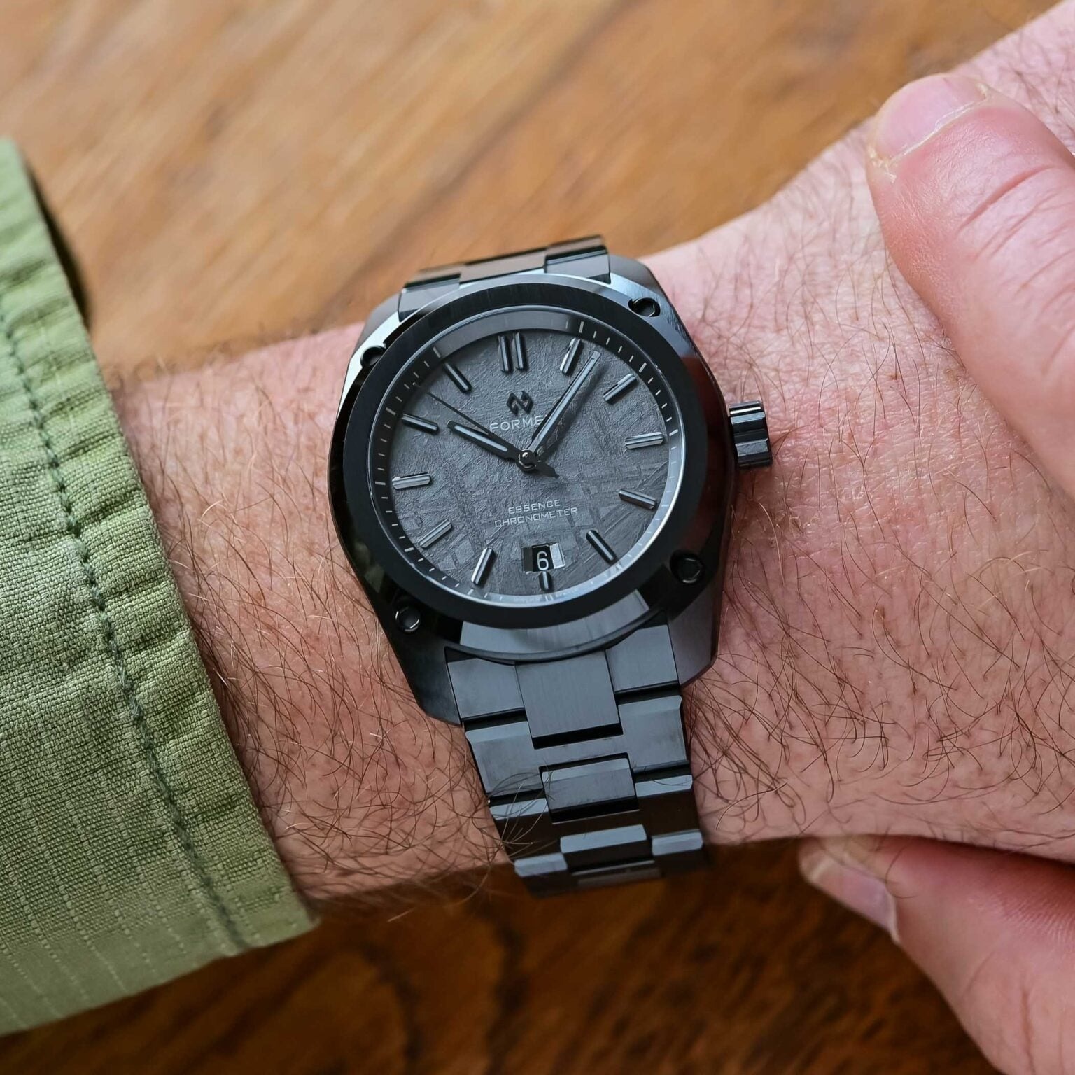 Co_may_chi_thoi_gian_qua_bau_nguc_on_wrist_4.jpg