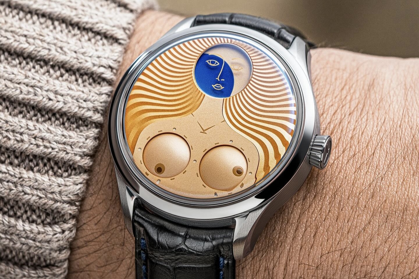 Dong ho cho xem gio qua bau nguc hinh anh