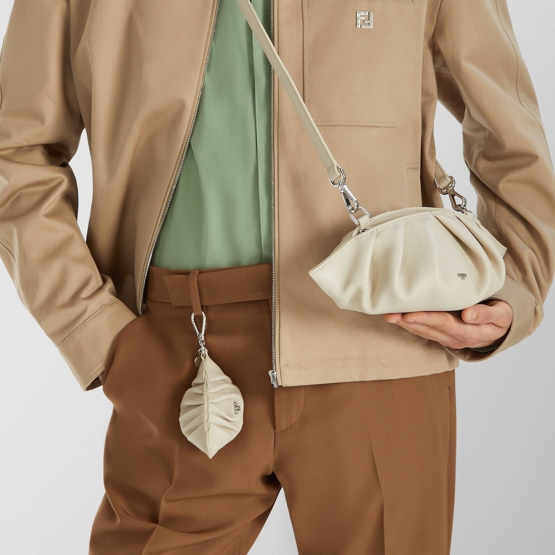 Moc_khoa_Louis_Vuitton_hinh_banh_ca_1.100_USD_gay_sot_2.jpg