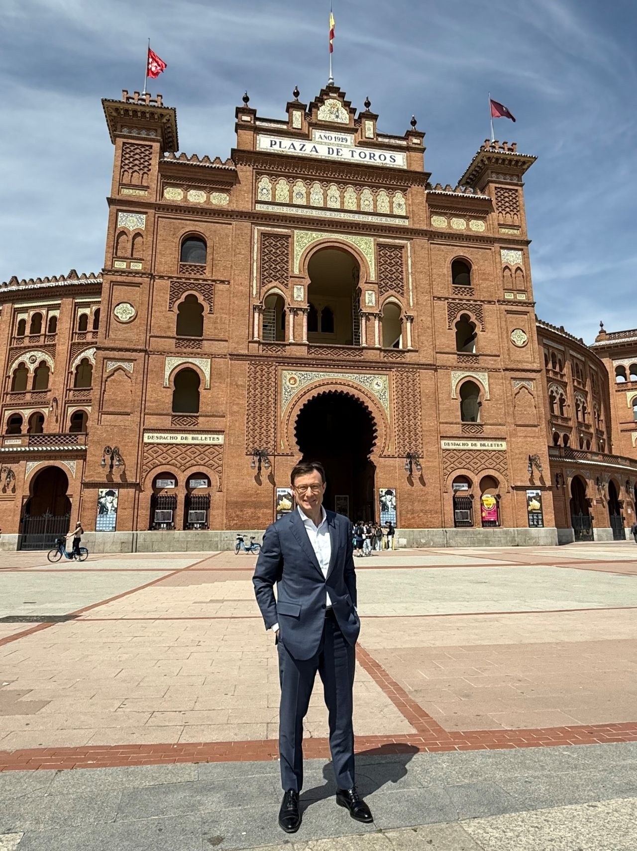 chu tich,  visa,  Oliver Jenkyn,  4 gio, anh 1