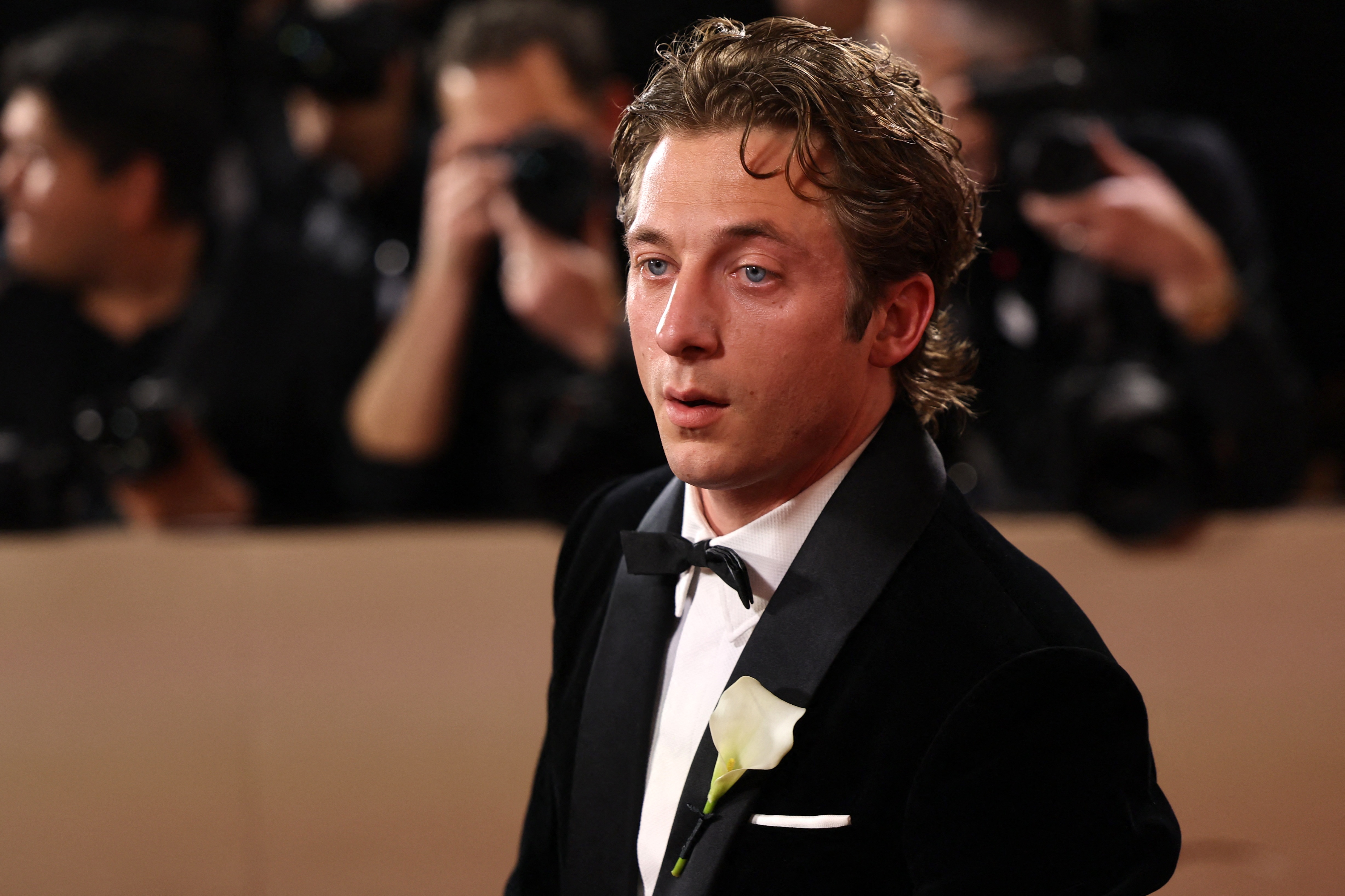 Jeremy_Allen_Cac_quy_ong_khong_pho_truong_dong_tren_tham_do_Qua_cau_Vang_2026.JPG