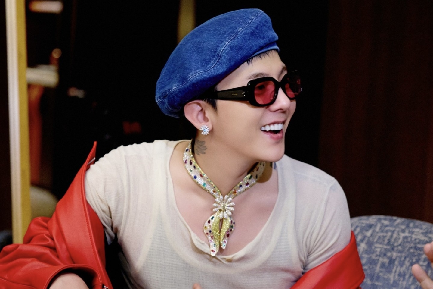 G-Dragon deo 'khan' bandana nam gan 3.000 vien kim cuong hinh anh