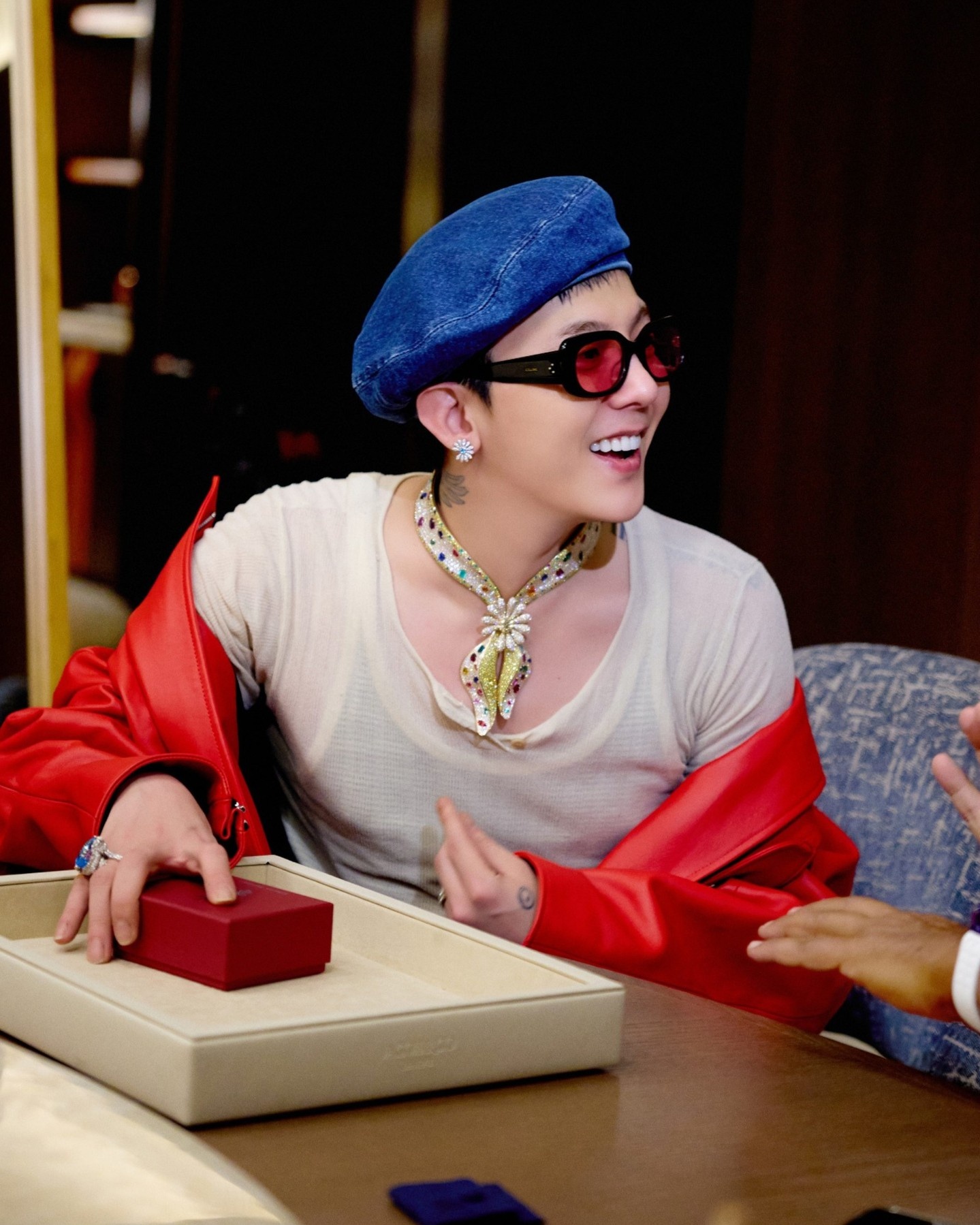 G_Dragon_deo_khan_bandana_nam_gan_3.000_vien_kim_cuong_3.jpg