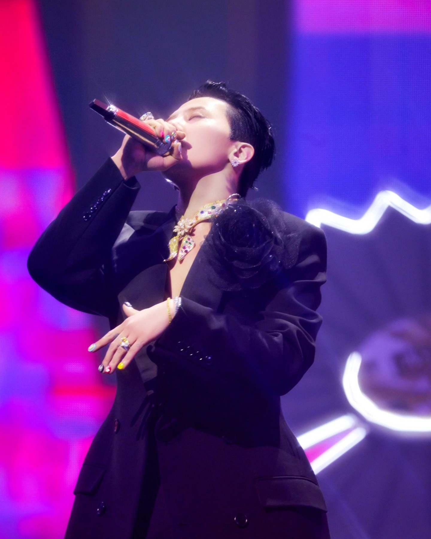 G_Dragon_deo_khan_bandana_nam_gan_3.000_vien_kim_cuong_5.jpg