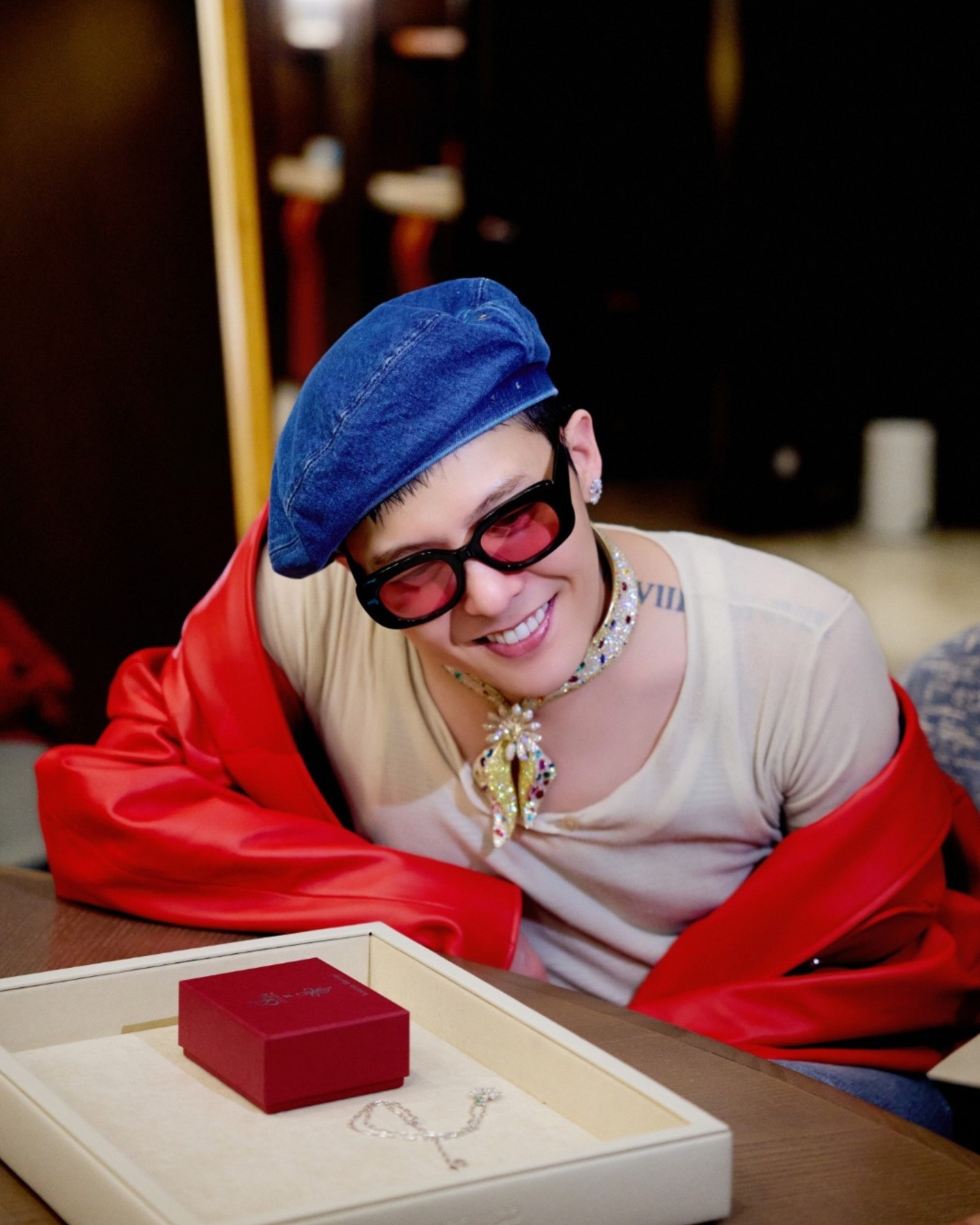 G_Dragon_deo_khan_bandana_nam_gan_3.000_vien_kim_cuong_7.jpg
