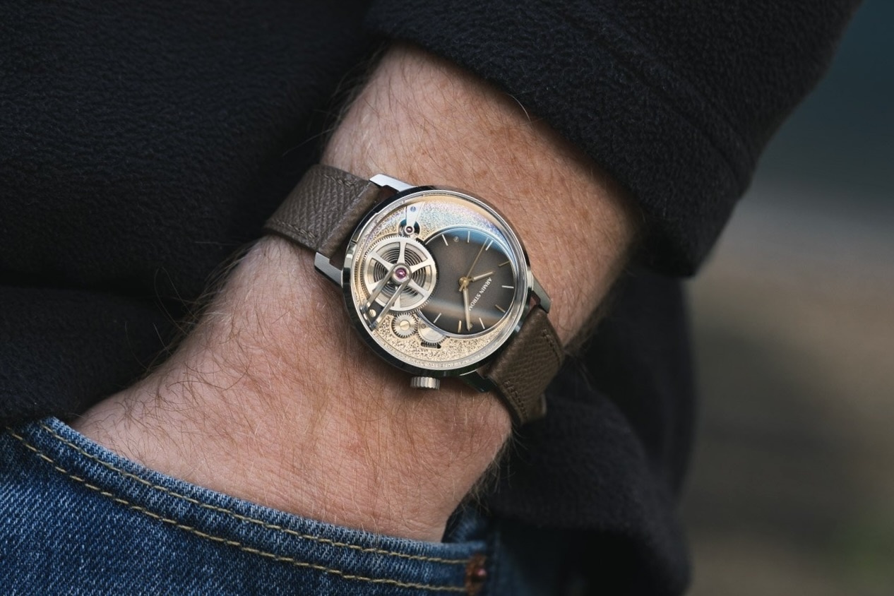 Dong ho Thuy Si 33.000 USD chi con 1 chiec sau 3 ngay ra mat hinh anh