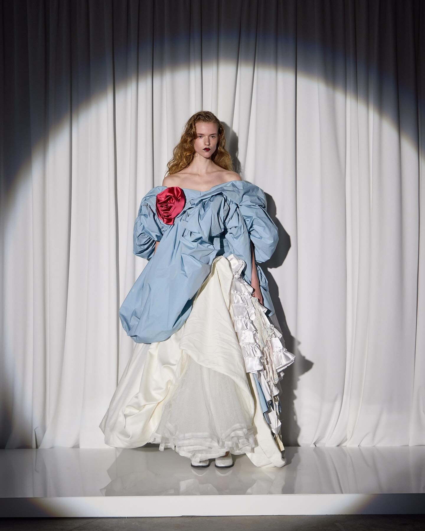 mau den,  gen z,  mau sac,  tay anh 2