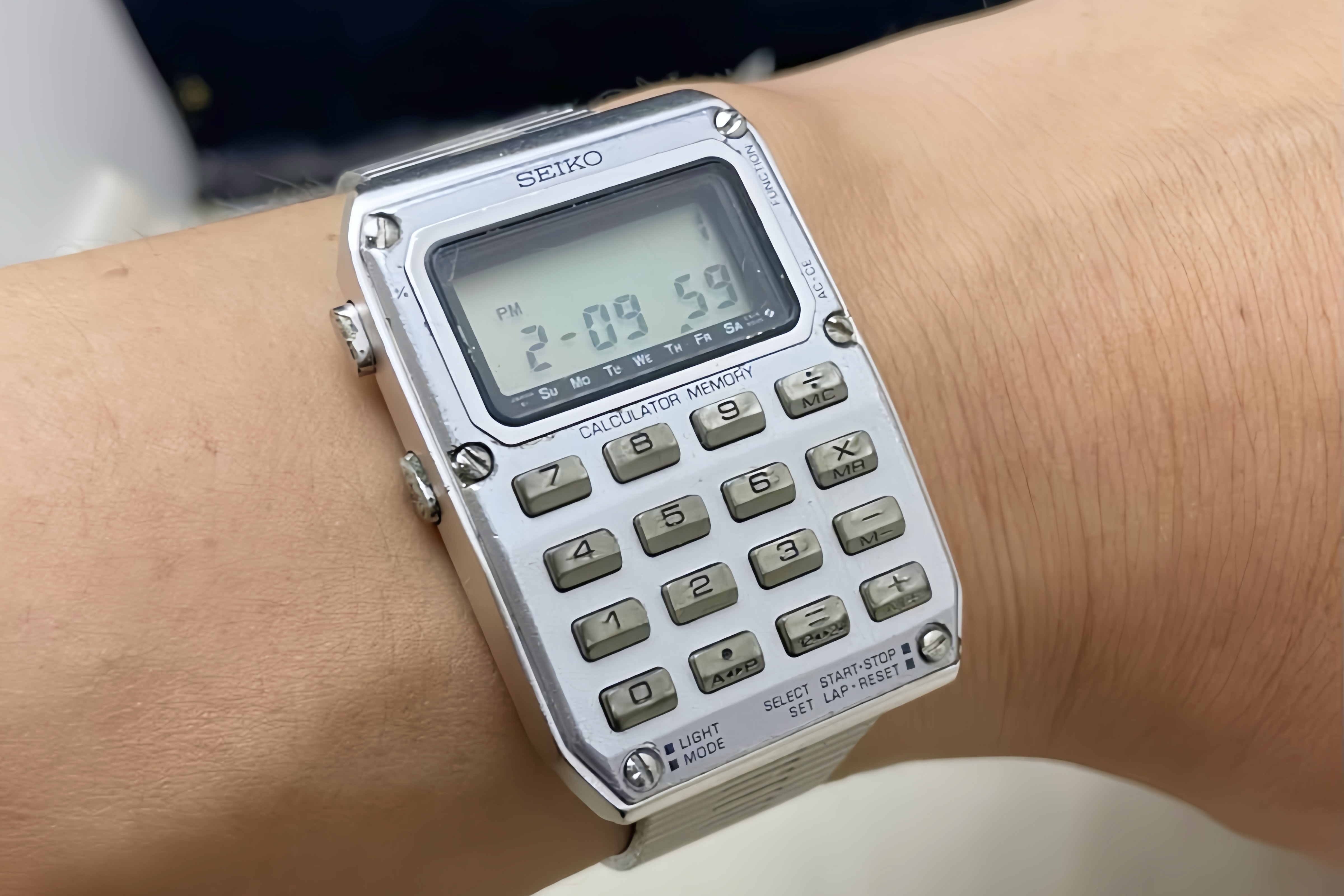 Can canh 'may tinh' 100 USD giua dan dong ho tien ty o Super Bowl 2026 hinh anh