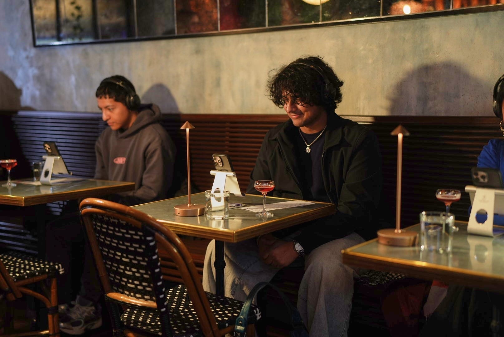 hen ho,  AI,  quan ruou,  hen ho voi AI, anh 1