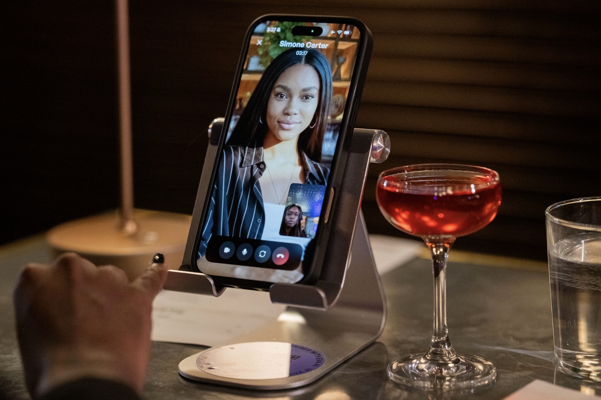 Quan ruou 'tang nguoi yeu AI' dau tien tren the gioi hinh anh