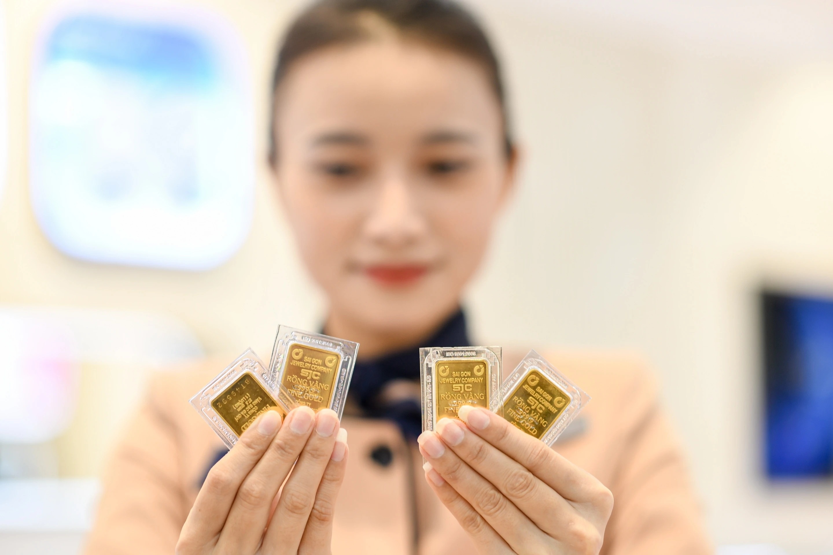 Nguoi giau mua vang lam qua Valentine hinh anh