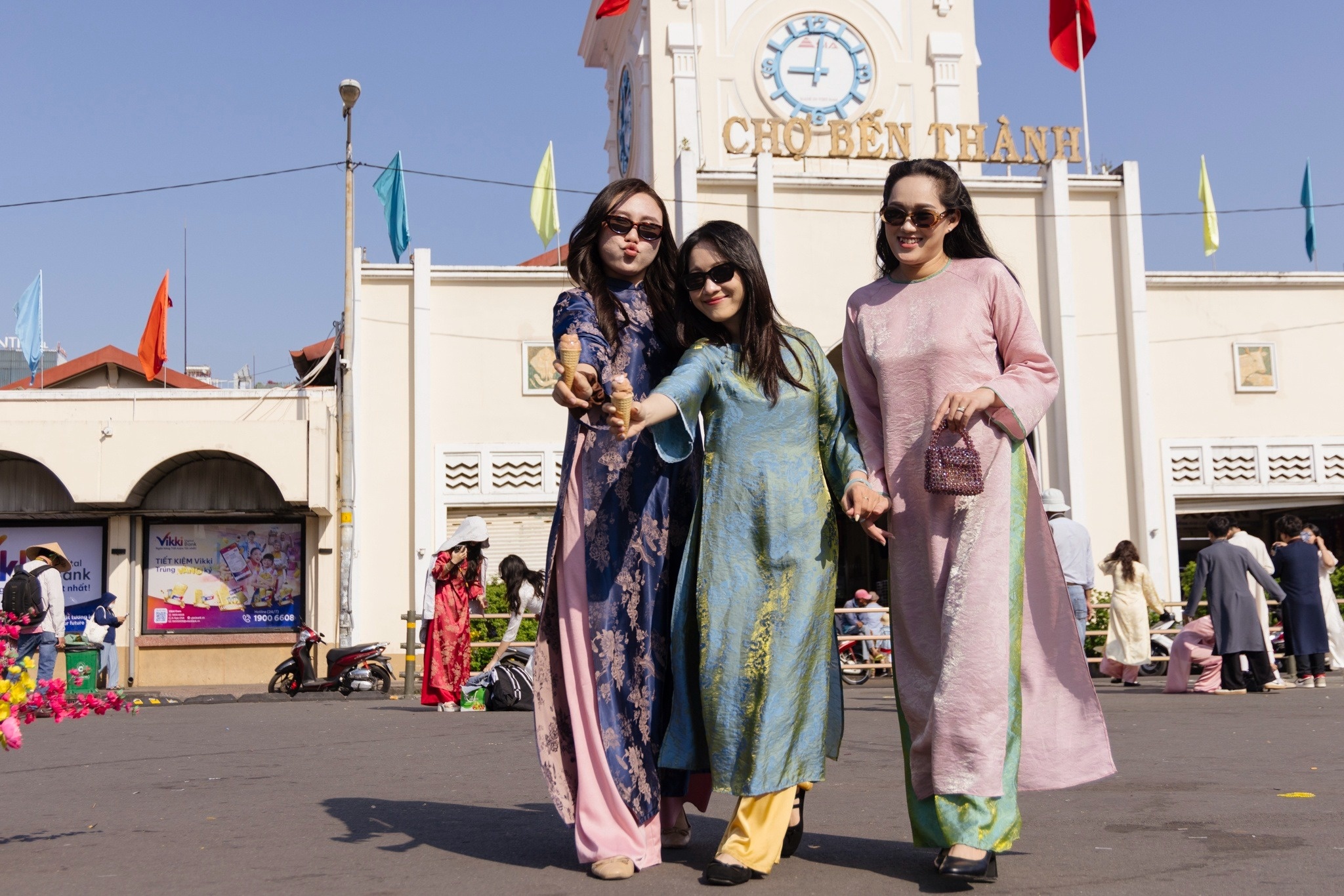 Tet 'xin loi' cua cac hang ao dai hinh anh