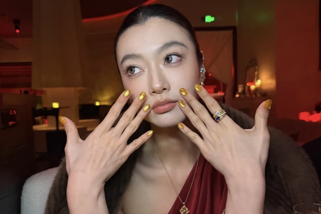 Lam nail dinh vang 24K gia 4.500 USD choi Tet hinh anh