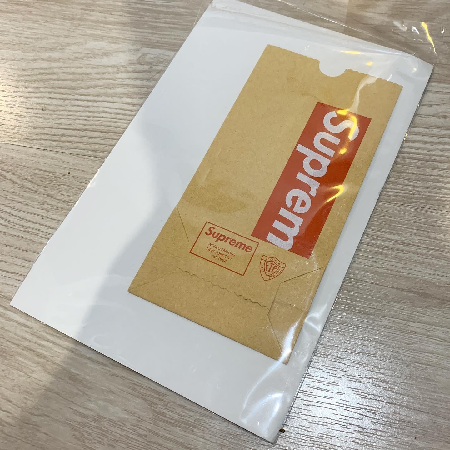 Supreme,  phu kien, anh 10