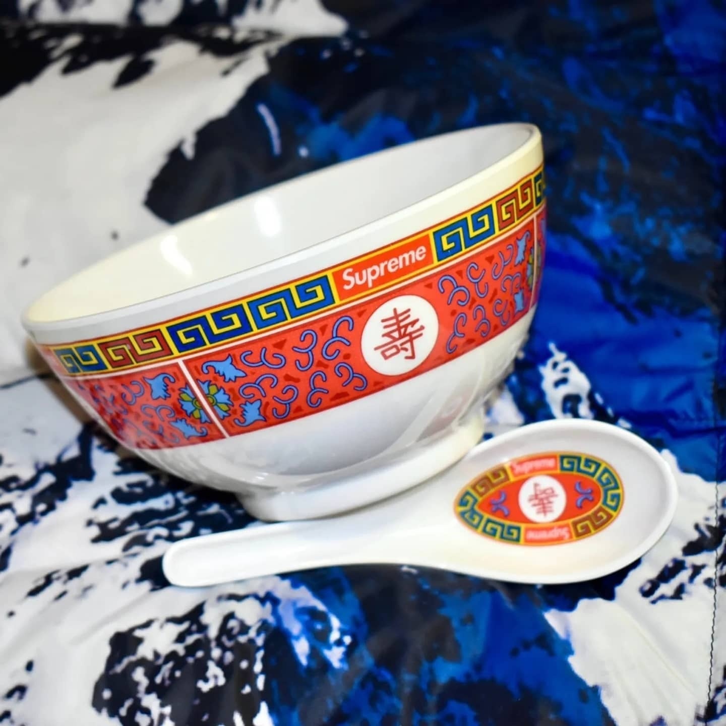 Supreme,  phu kien, anh 3