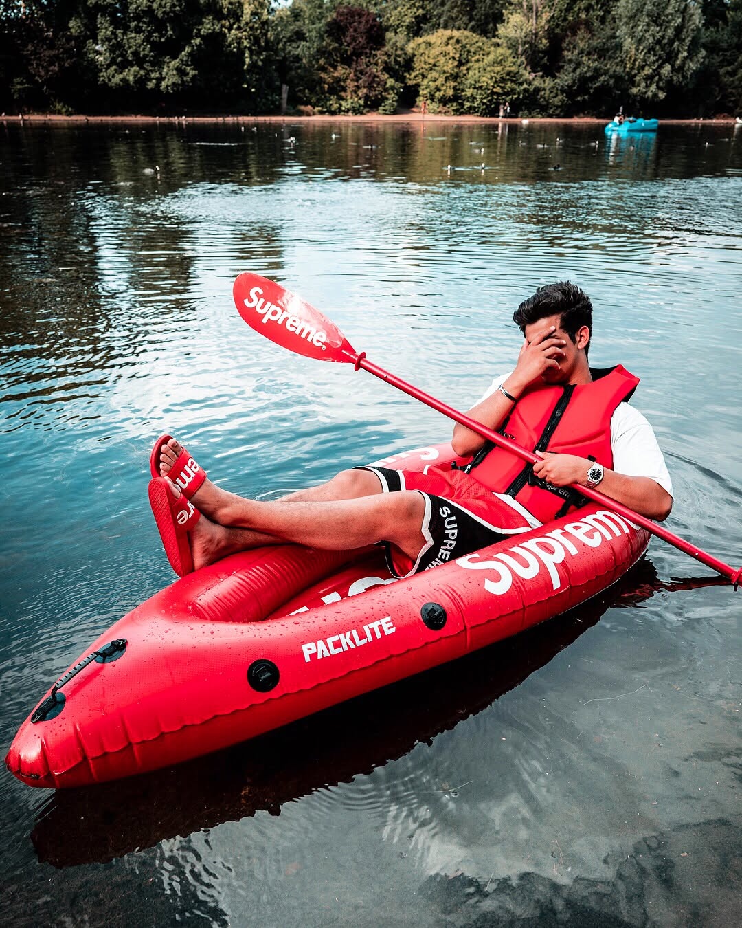 Supreme,  phu kien, anh 1