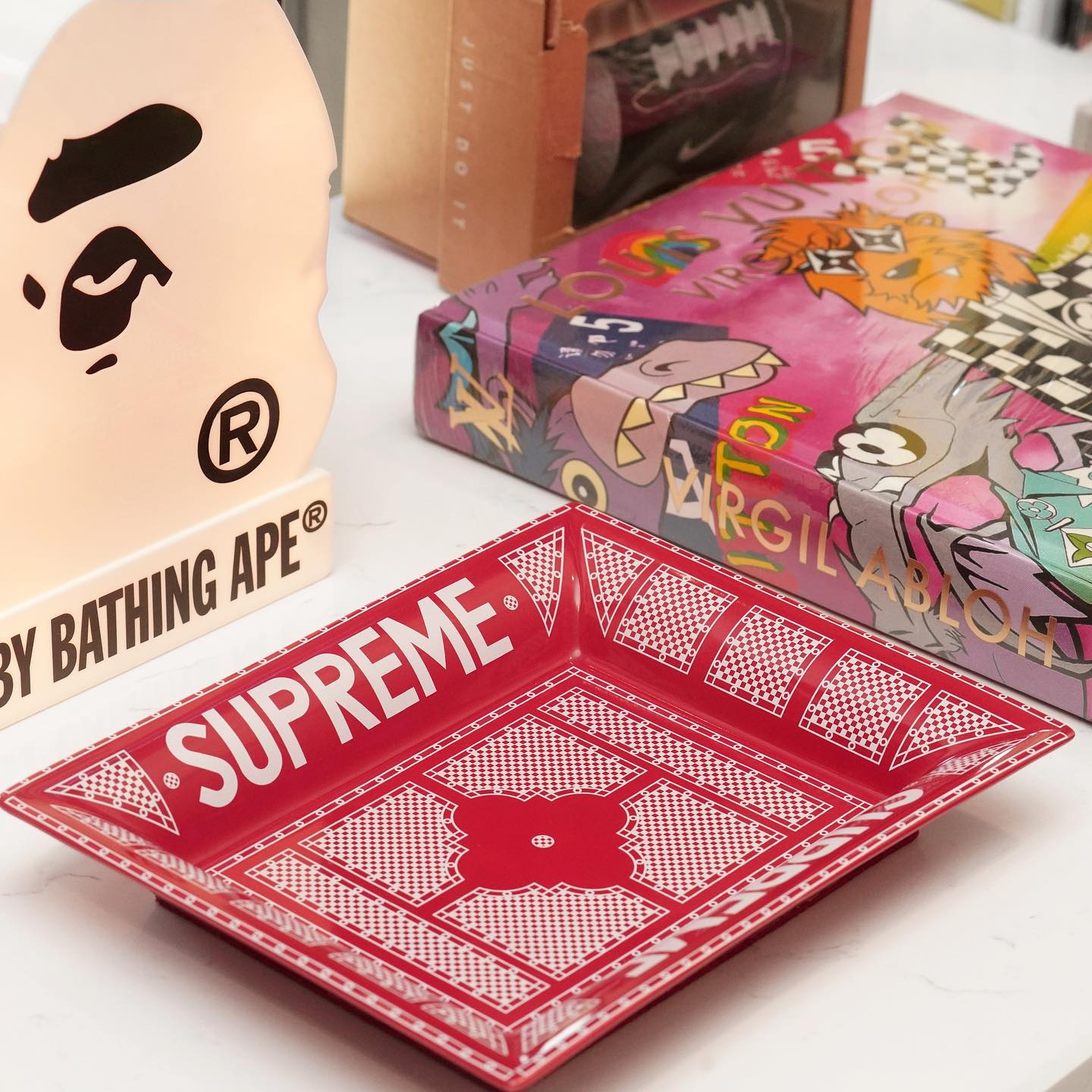 Supreme,  phu kien, anh 8