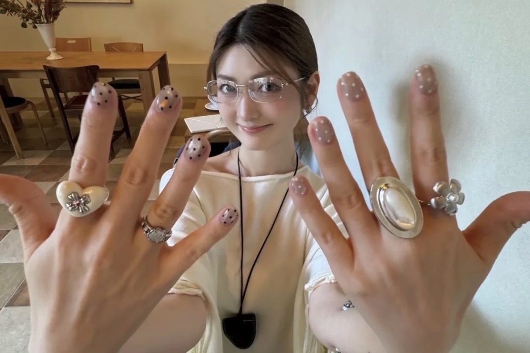 Con song dau tu trang suc dang lon dan hinh anh